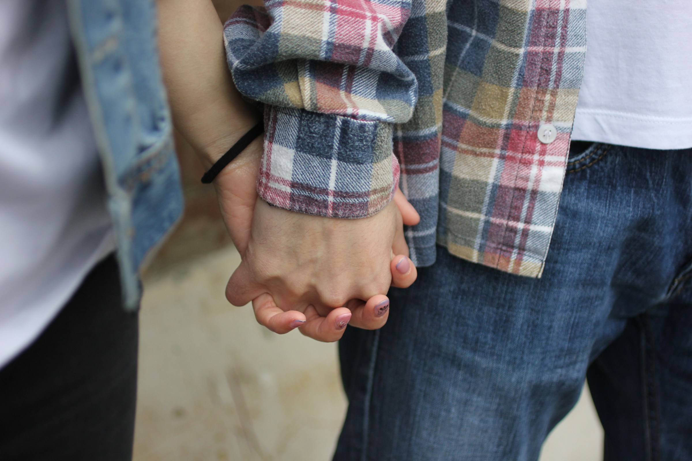 Una pareja cogida de la mano | Fuente: Unsplash