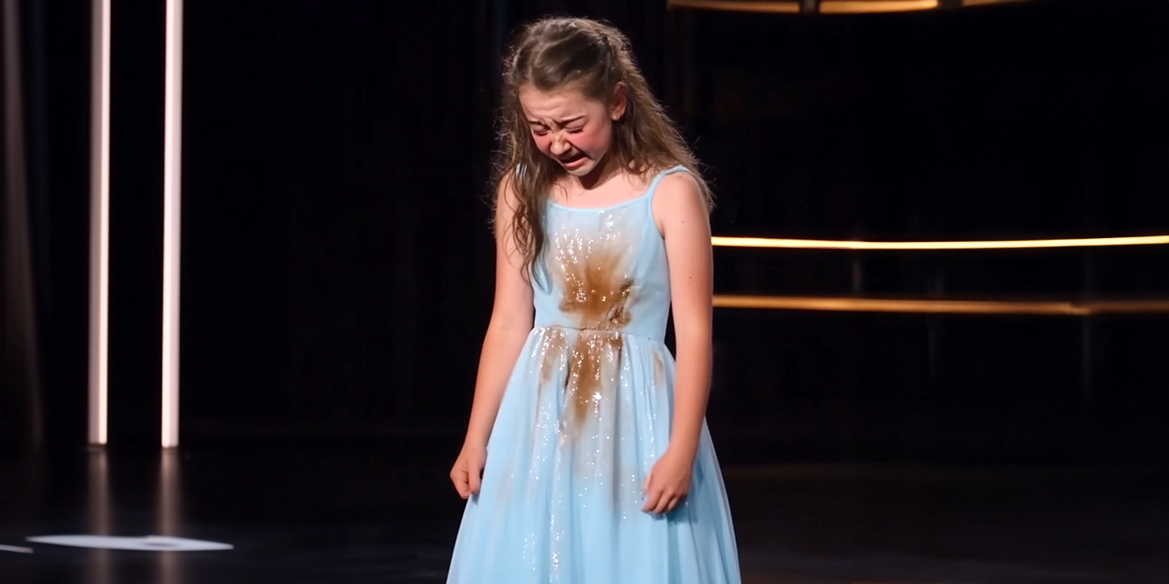 Una joven sollozando por un vestido estropeado | Fuente: The Celebritist