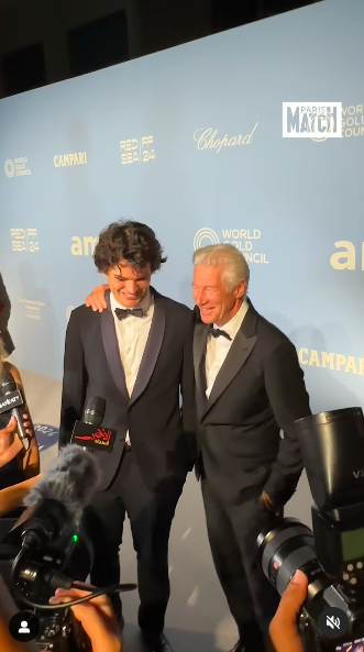 Homer y Richard Gere riéndose mientras la prensa les hace fotos, publicado el 1 de septiembre de 2024 | Fuente: Instagram/parismatch