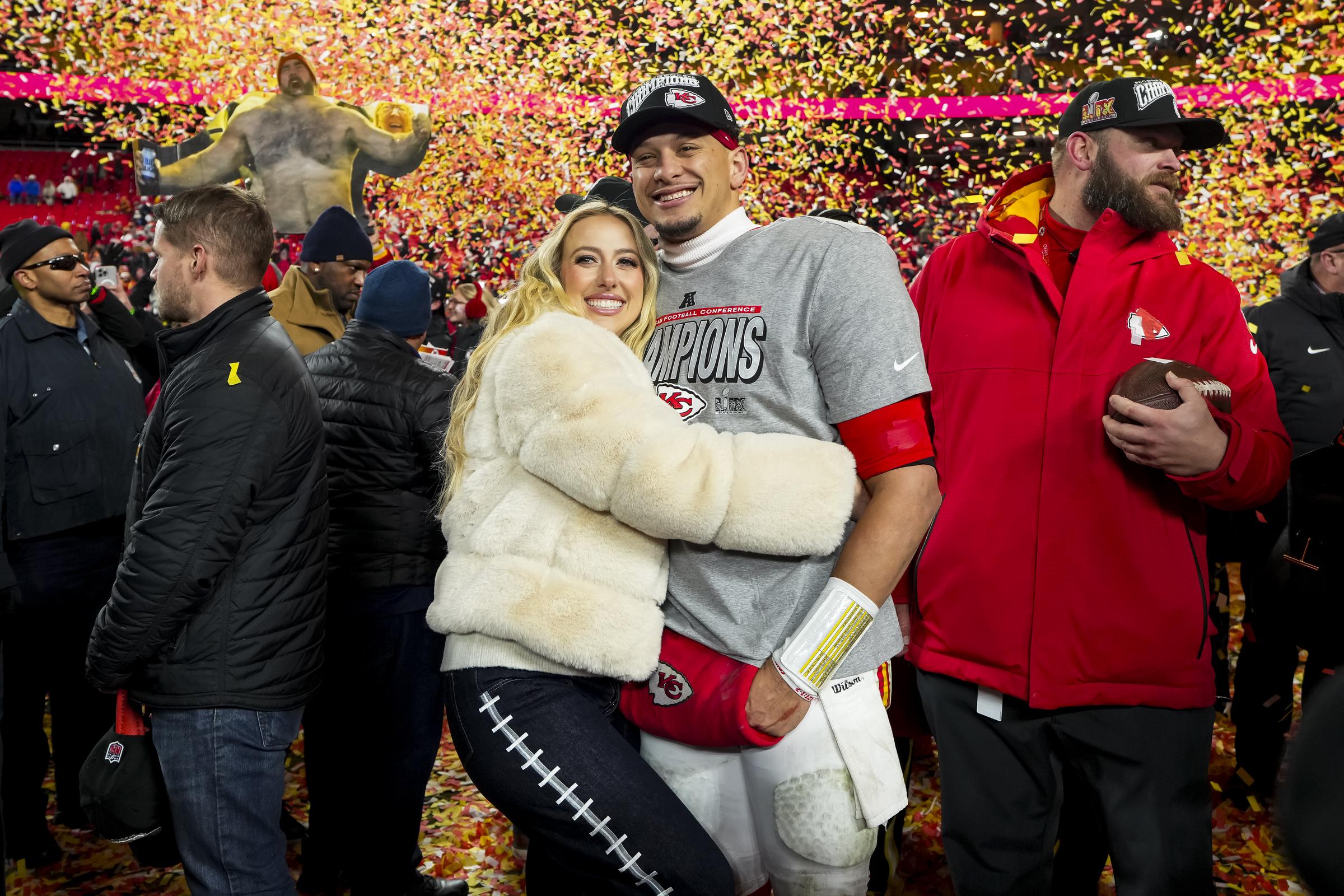 Patrick Mahomes y Brittany Mahomes después del partido por el Campeonato de la AFC en el Estadio Arrowhead el 26 de enero de 2025, en Kansas City, Missouri. | Fuente: Getty Images