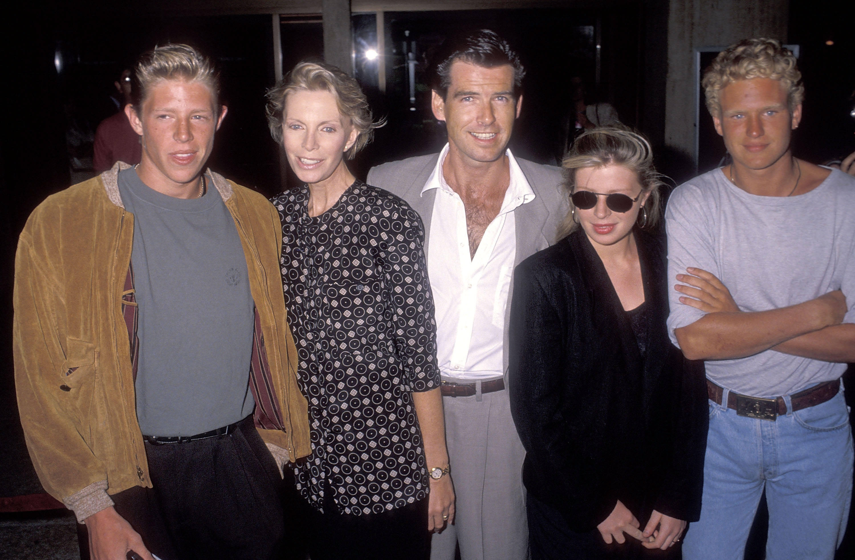 Pierce Brosnan, Cassandra Harris, Christopher Brosnan, Charlotte Brosnan y su novio Alex Smith en el estreno de "Postales desde el filo" el 10 de septiembre de 1990, en Century City, California. | Fuente: Getty Images