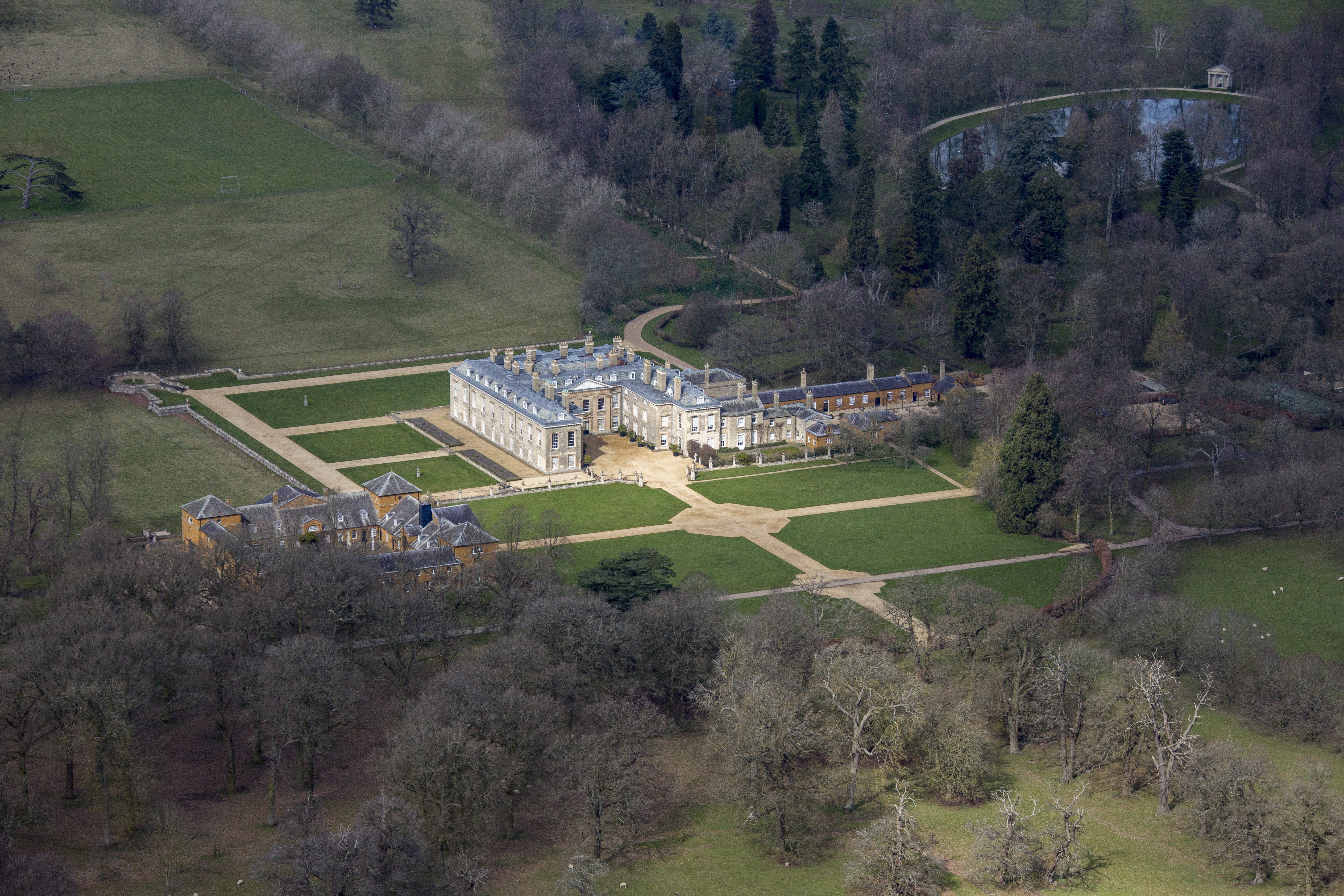 Vista aérea de la Casa Althorp, el lago del Óvalo y los terrenos de la propiedad donde se crió y yace enterrada Lady Diana Spencer, quien sería la Princesa de Gales, en Harlestone Road, a 5 millas de Northampton | Fuente: Getty Images