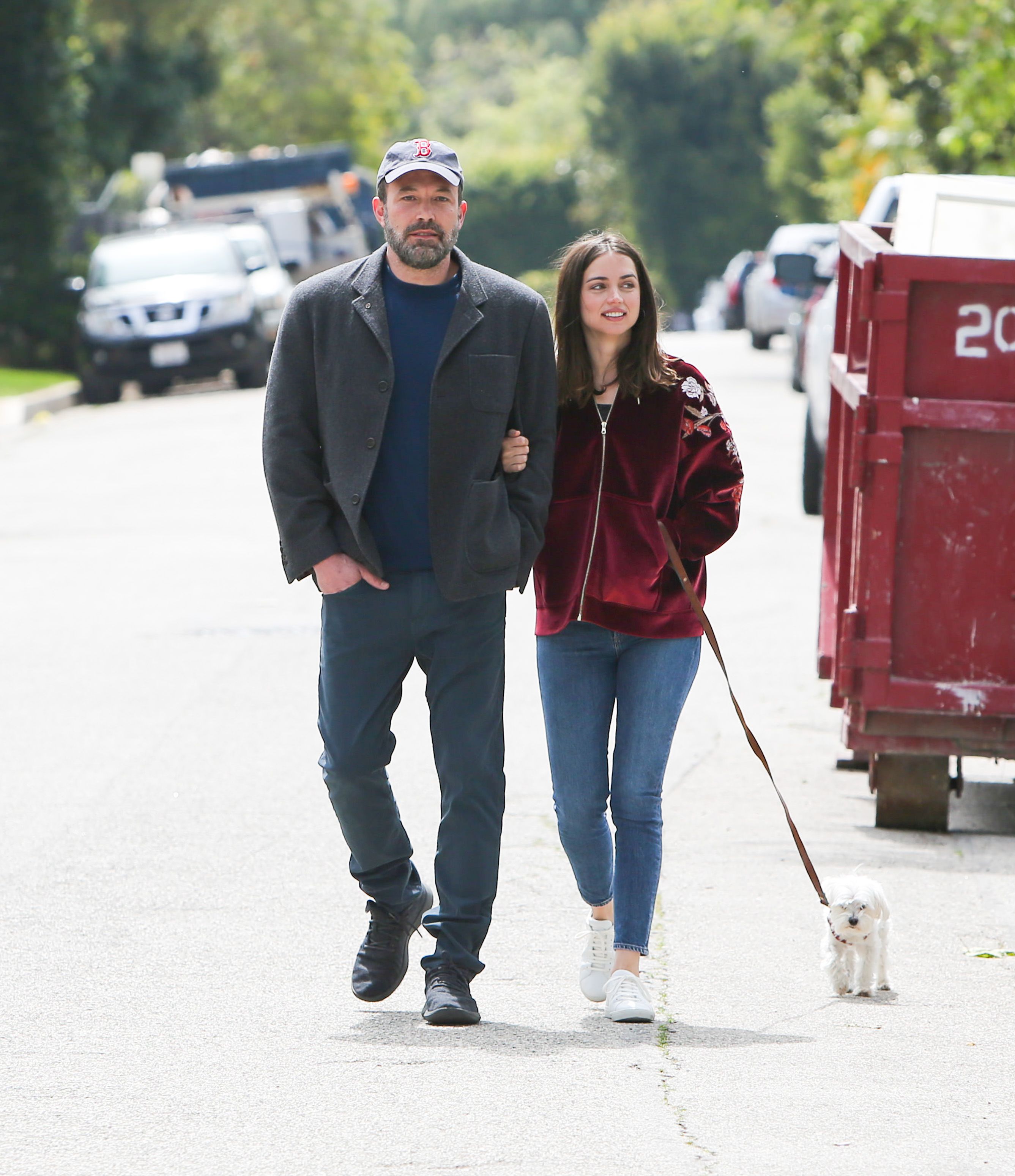 Ben Affleck y Ana de Armas se ven juntos en la calle el 28 de marzo de 2020 | Foto: Getty Images