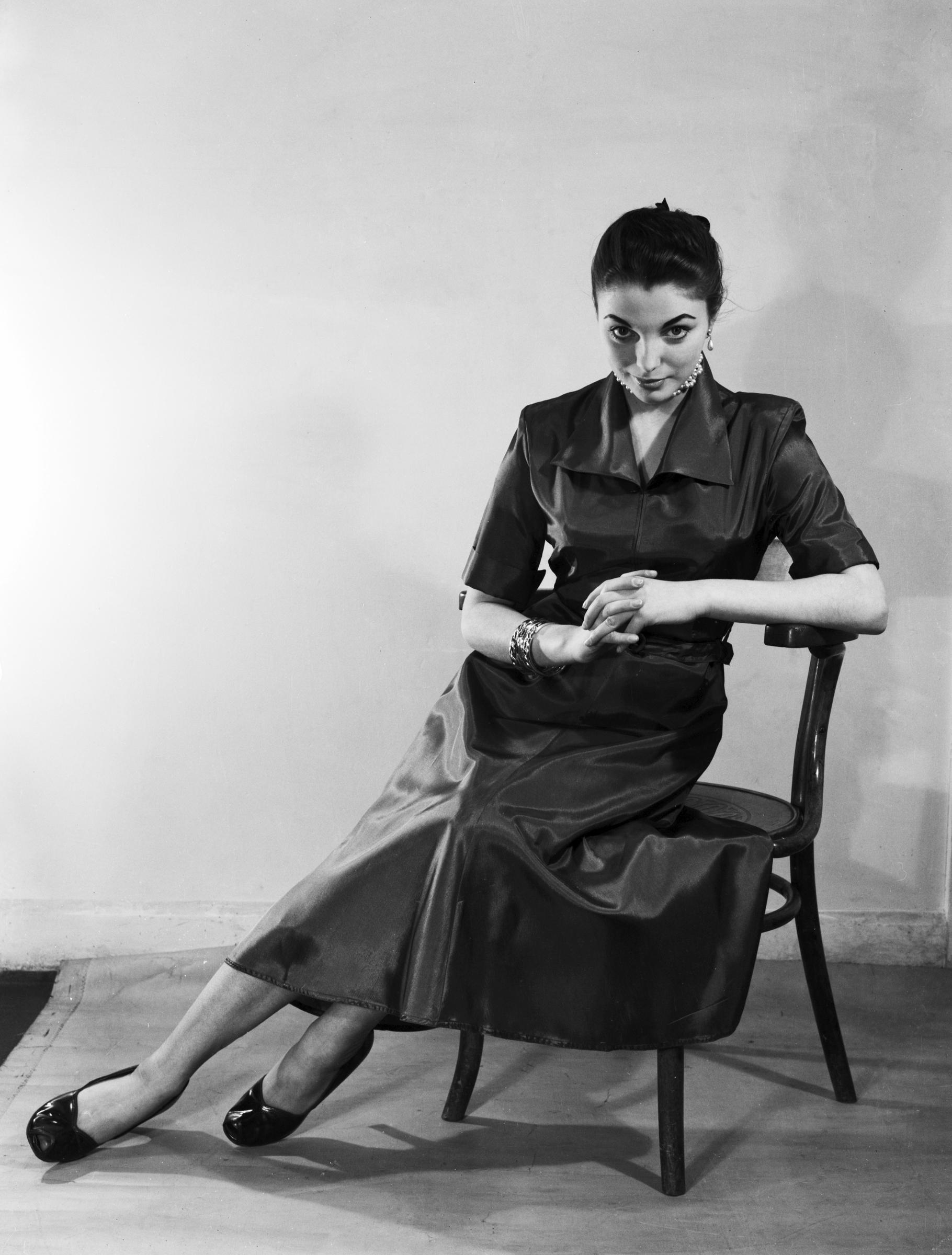 Joan Collins, modelando para el Daily Herald Women Sence Feature, el 31 de diciembre de 1951. | Fuente: Getty Images