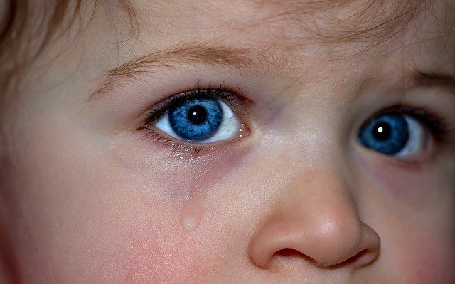 Ojos de un niño llorando. Fuente: Pixabay