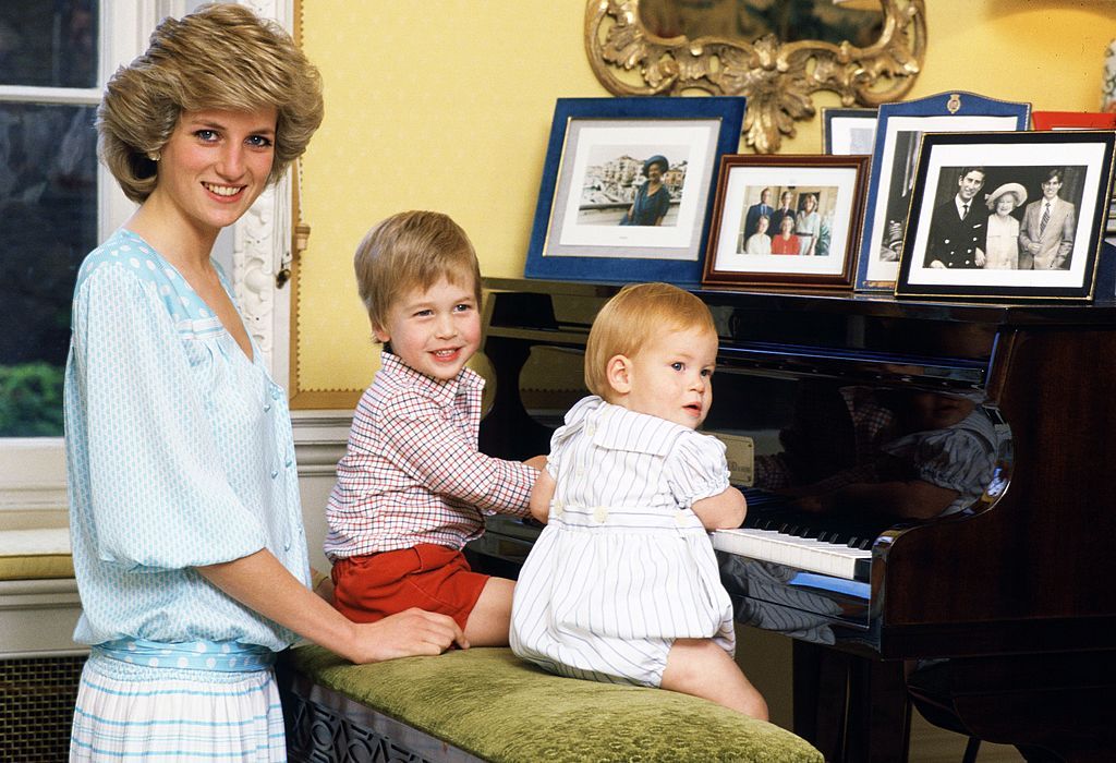 Princesa Diana y príncipes William y Harry en octubre de 1985. | Foto: Getty Images