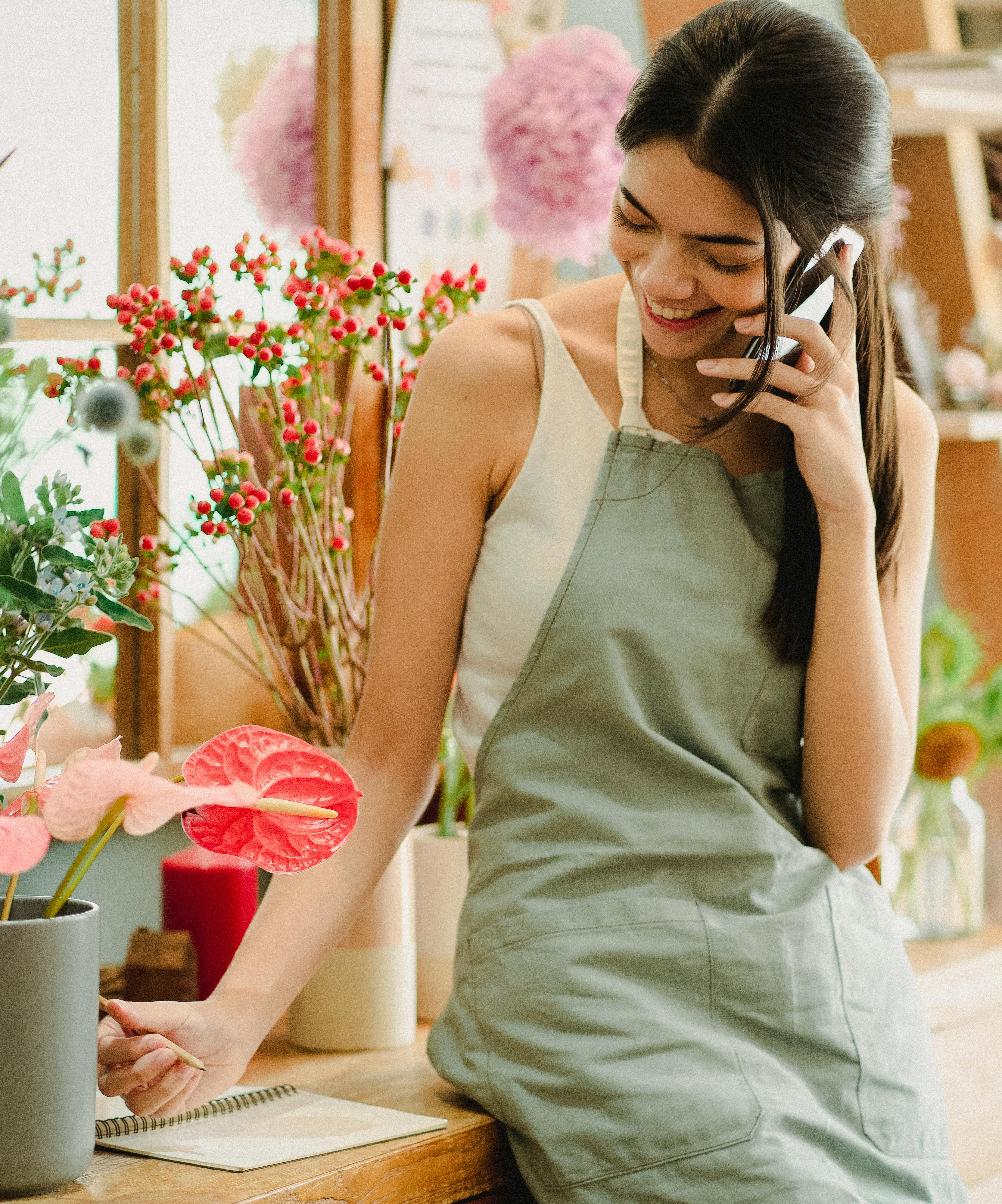 Una joven feliz hablando con alguien por teléfono | Fuente: Pexels