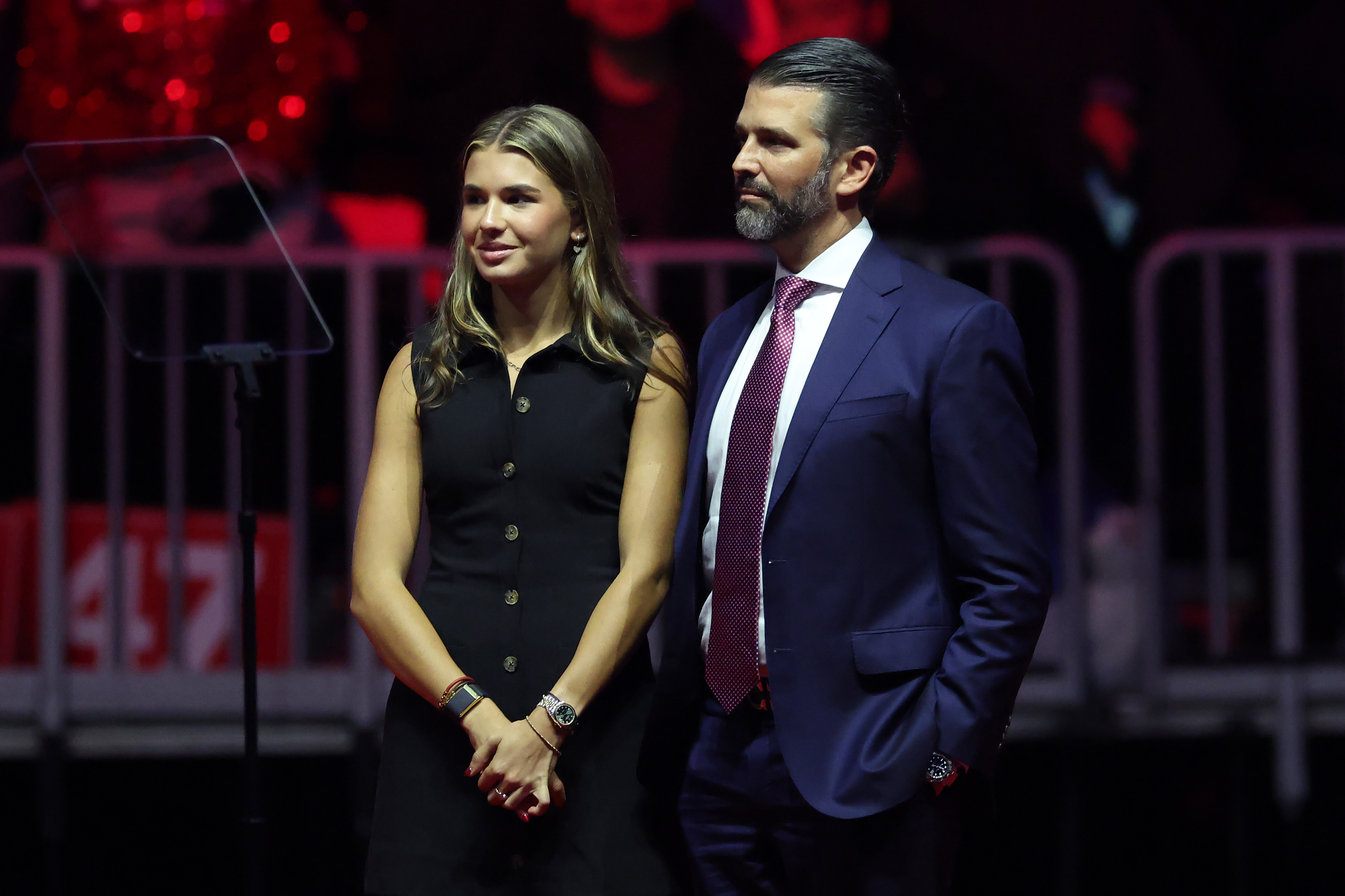 Kai Madison y Donald Trump Jr. en el escenario del mitin de la victoria del presidente electo Donald Trump el 19 de enero de 2025, en Washington, D.C. | Fuente: Getty Images