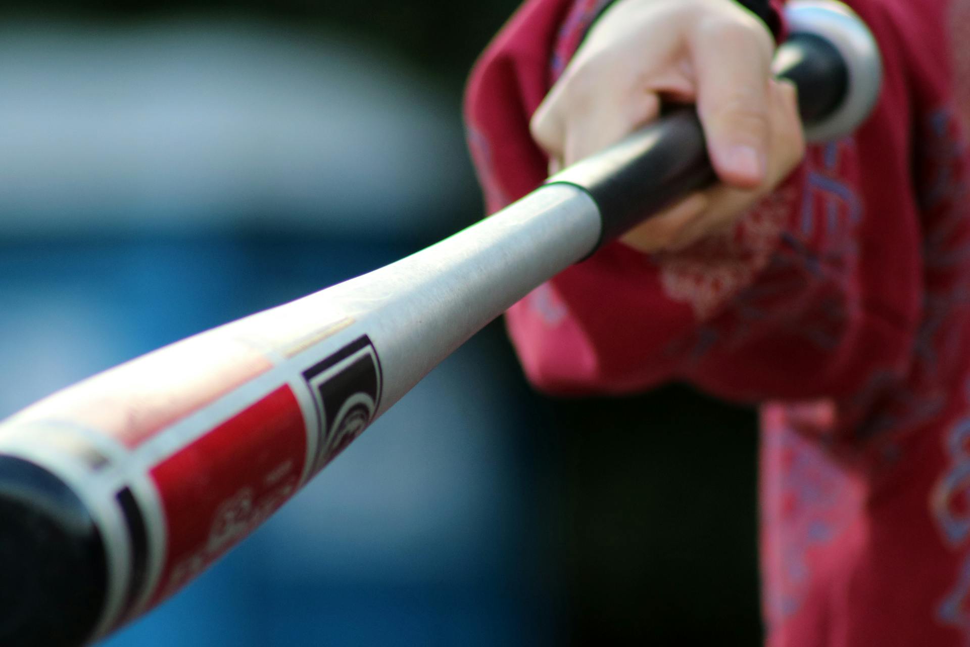Una persona apuntando a otra con un bate de béisbol | Fuente: Pexels