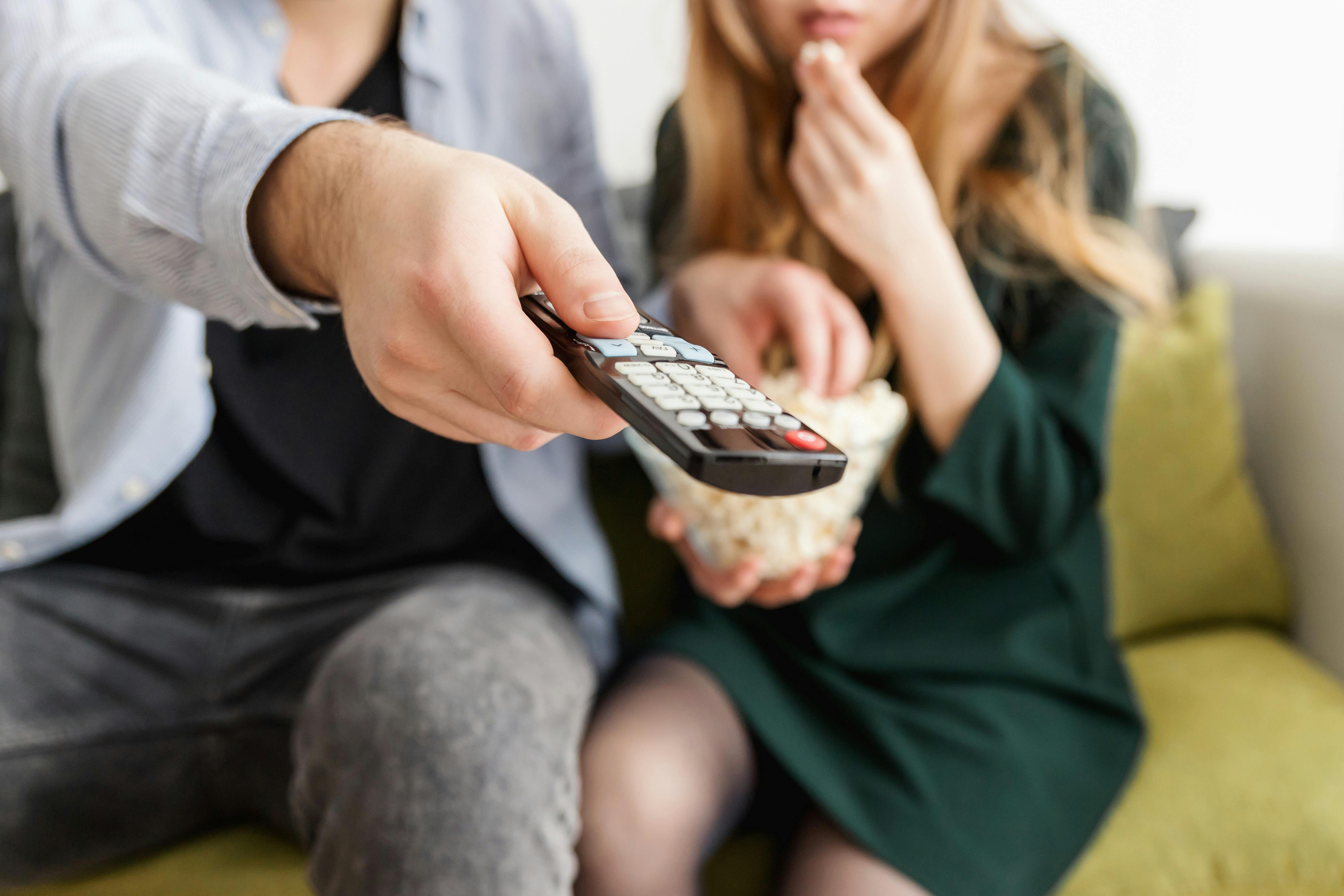 Una pareja viendo juntos la tele | Fuente: Pexels