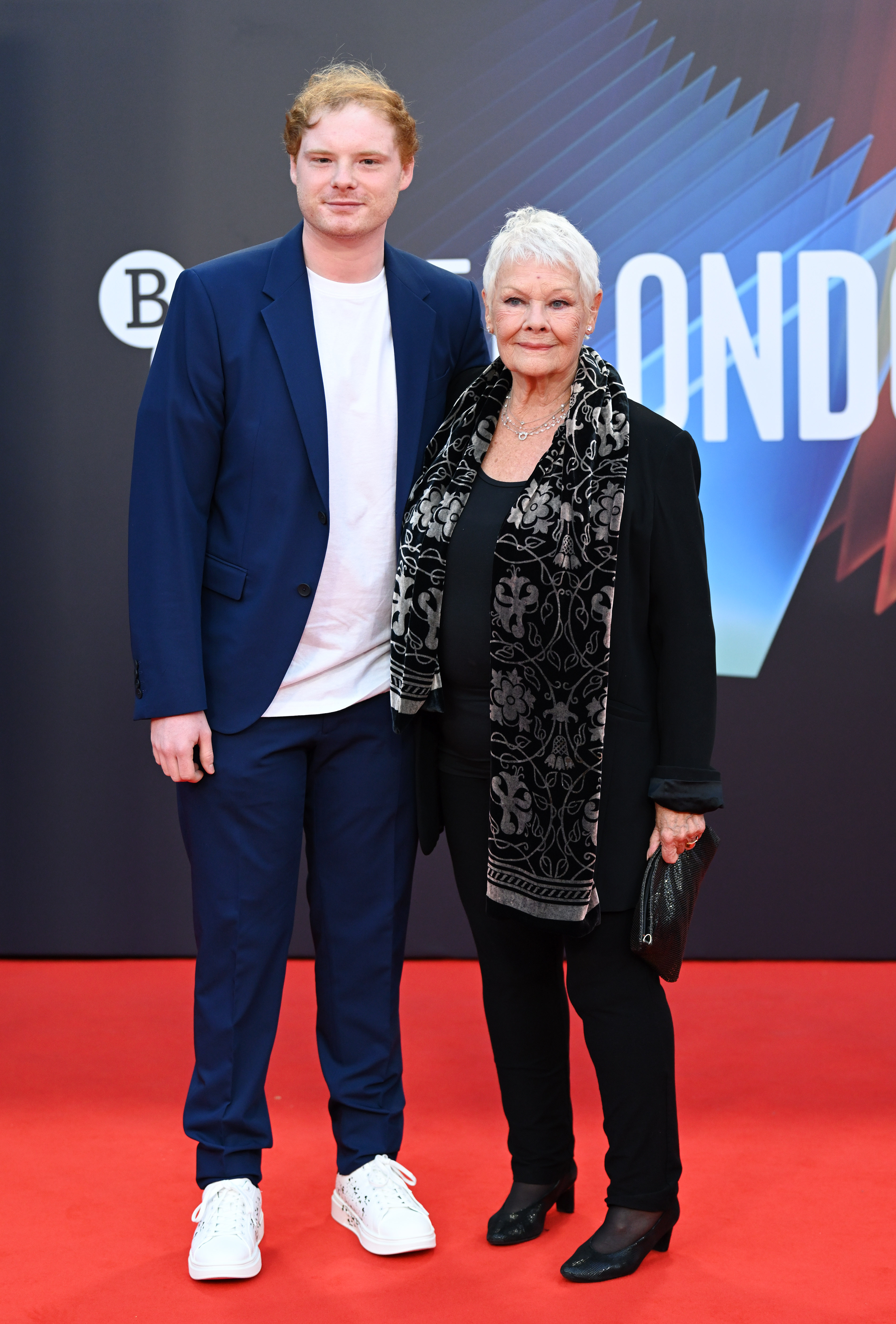 Sam Williams y Judi Dench en el estreno europeo de "Belfast" durante la 65ª edición del BFI London Film Festival en Londres, Inglaterra, el 12 de octubre de 2021 | Fuente: Getty Images