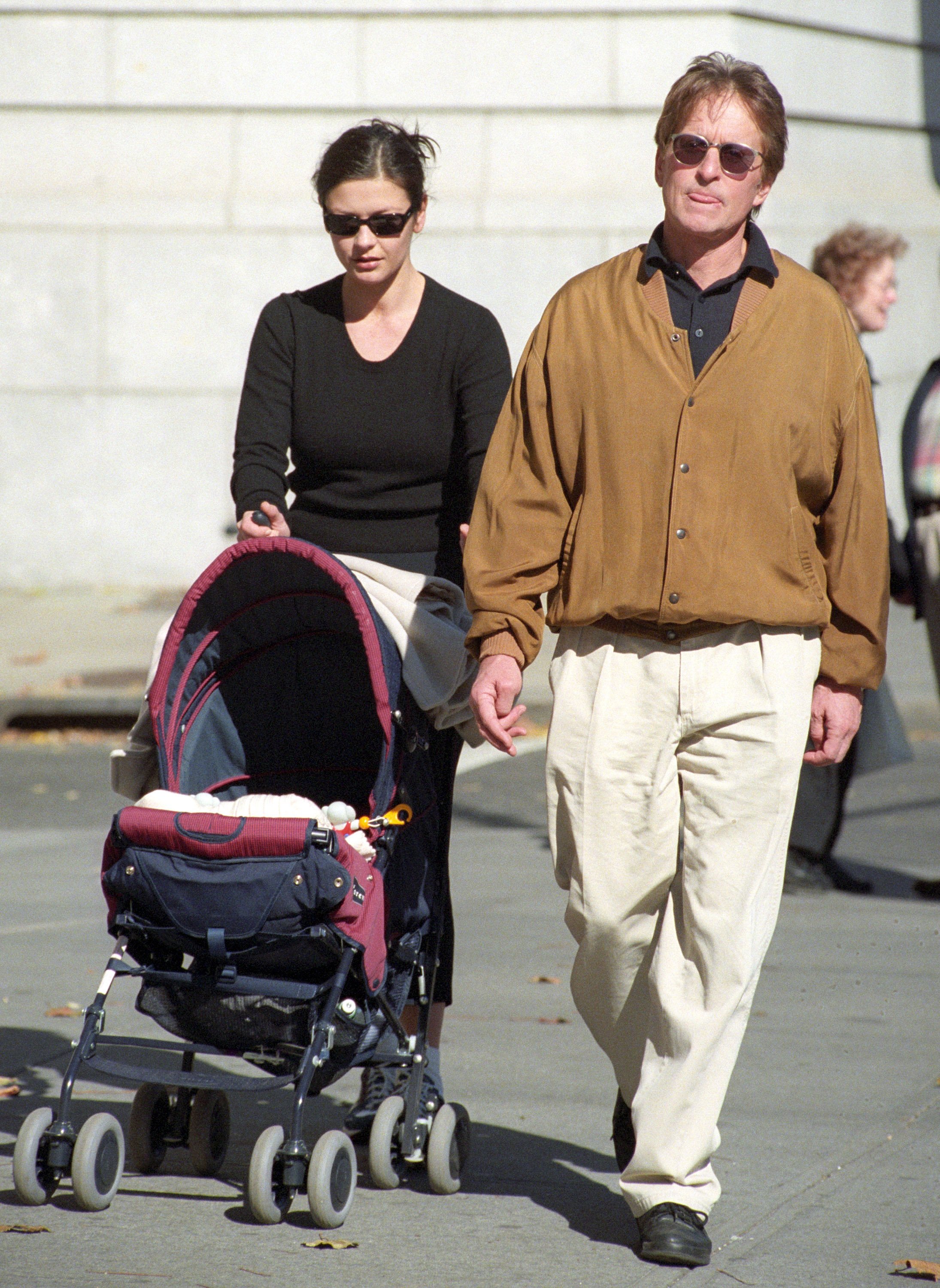 Catherine Zeta Jones y Michael Douglas con su hijo Dylan caminando por Central Park West y 76th Street el 28 de octubre de 2000 en la ciudad de Nueva York. | Foto: Getty Images