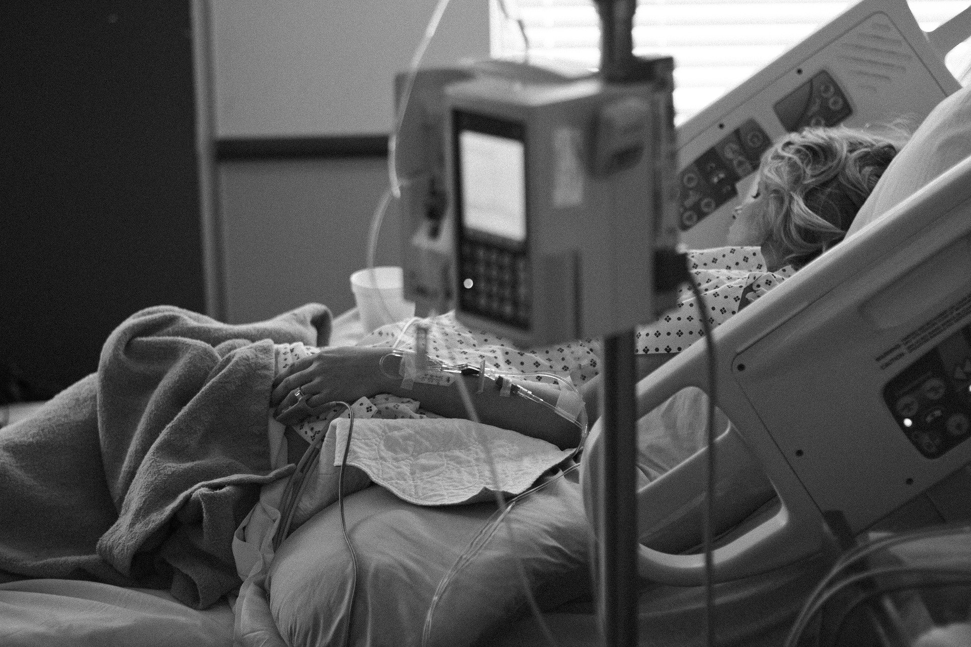 Mujer en cama de hospital. | Foto: Pixabay