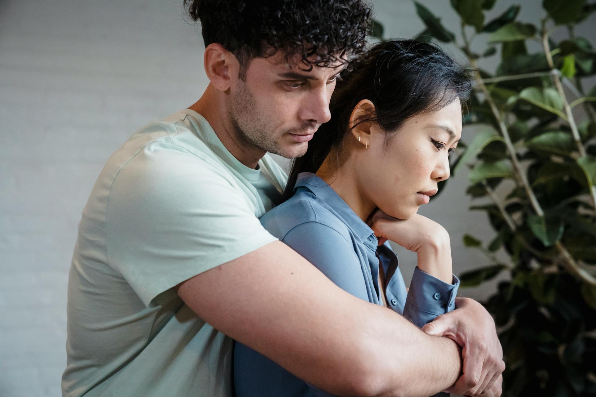 Una pareja abrazándose | Fuente: Pexels