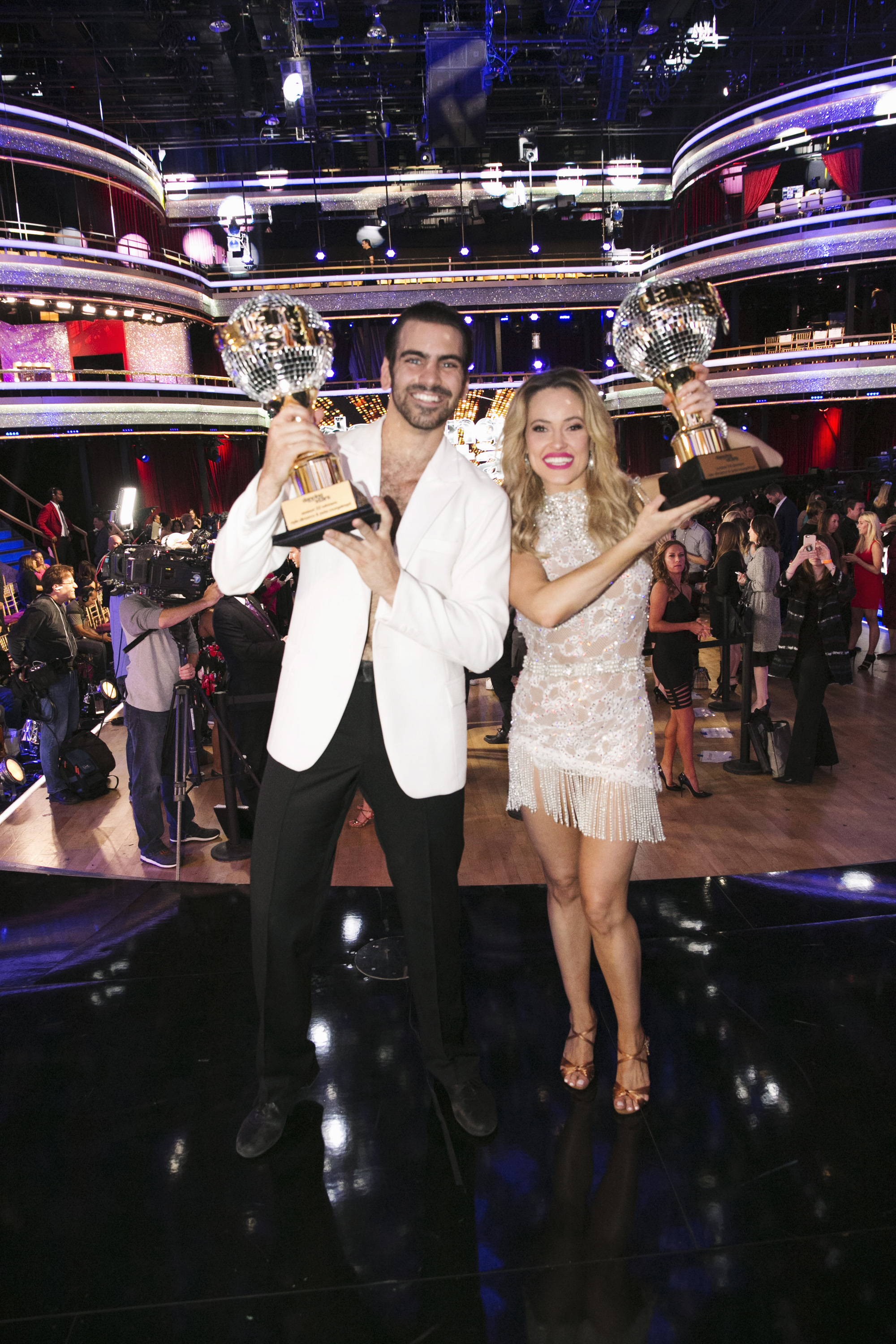 Nyle DiMarco y Peta Murgatroyd en el plató de "Dancing with the Stars", 2016 | Fuente: Getty Images