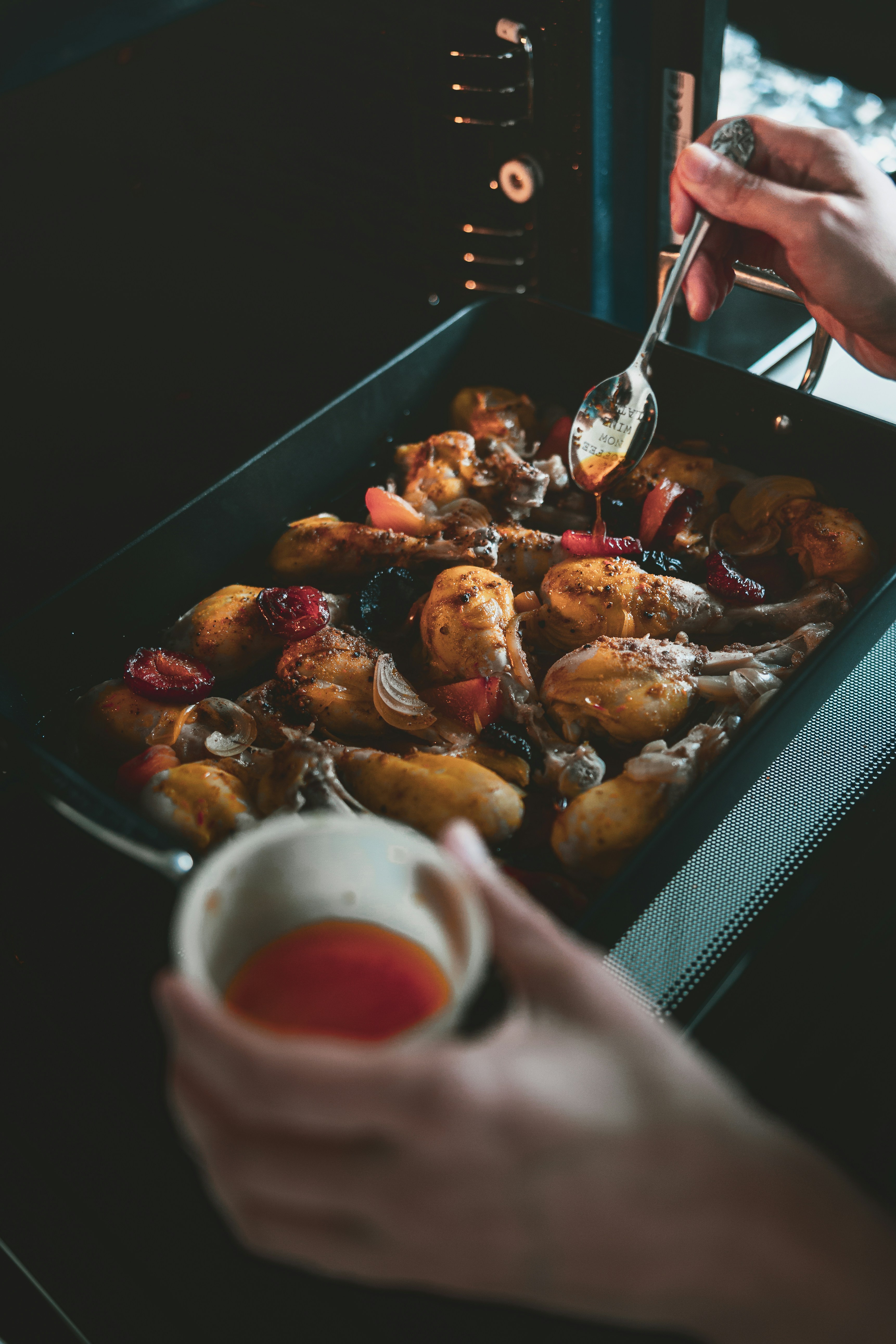 Una persona ocupada en la cocina | Fuente: Unsplash