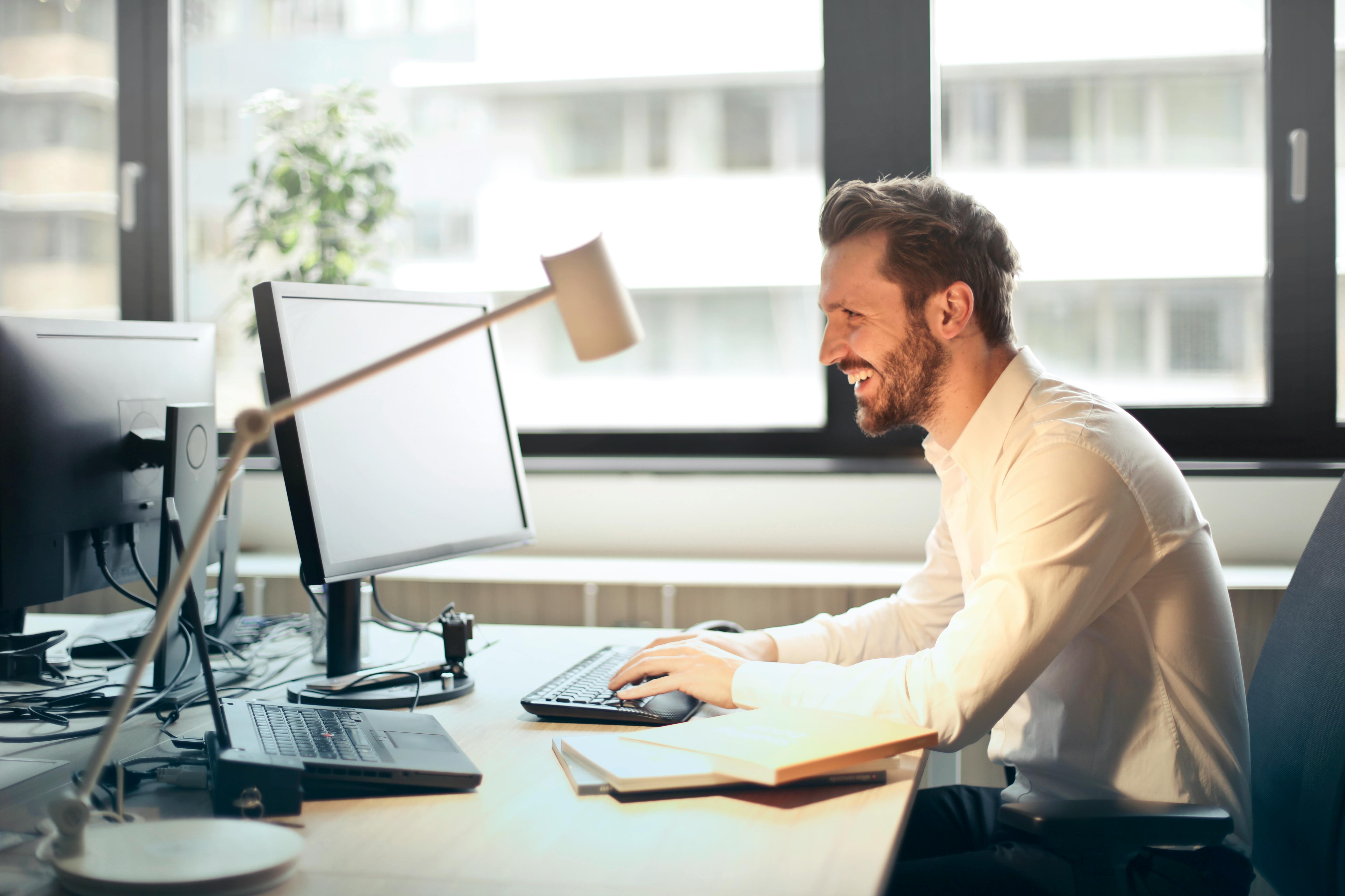 Un hombre en su oficina | Fuente: Pexels