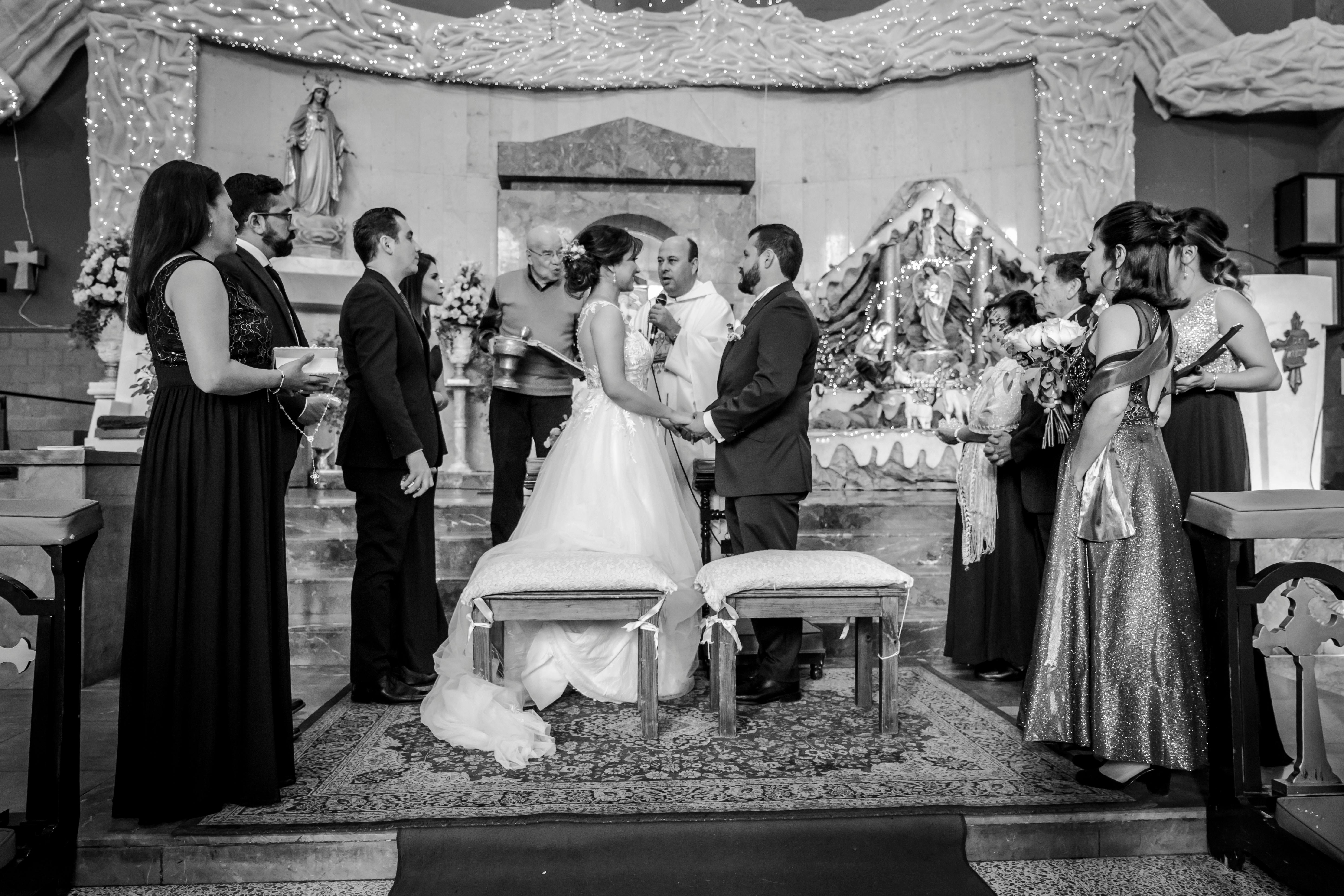 Novios en el altar | Fuente: Pexels