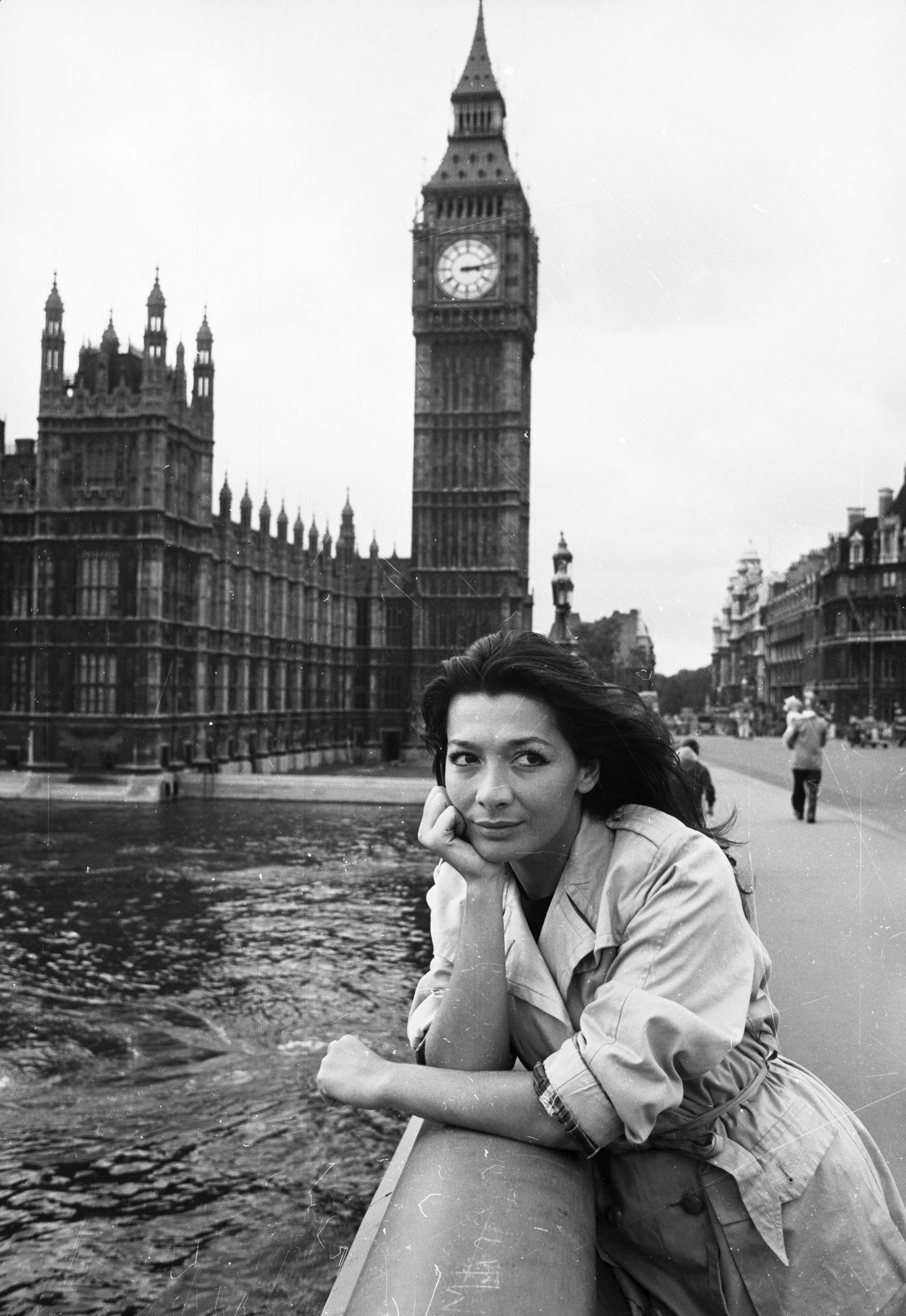 Juliette Gréco posando con el Big Ben de fondo, en 1958, en Londres, Inglaterra. | Foto: Getty Images