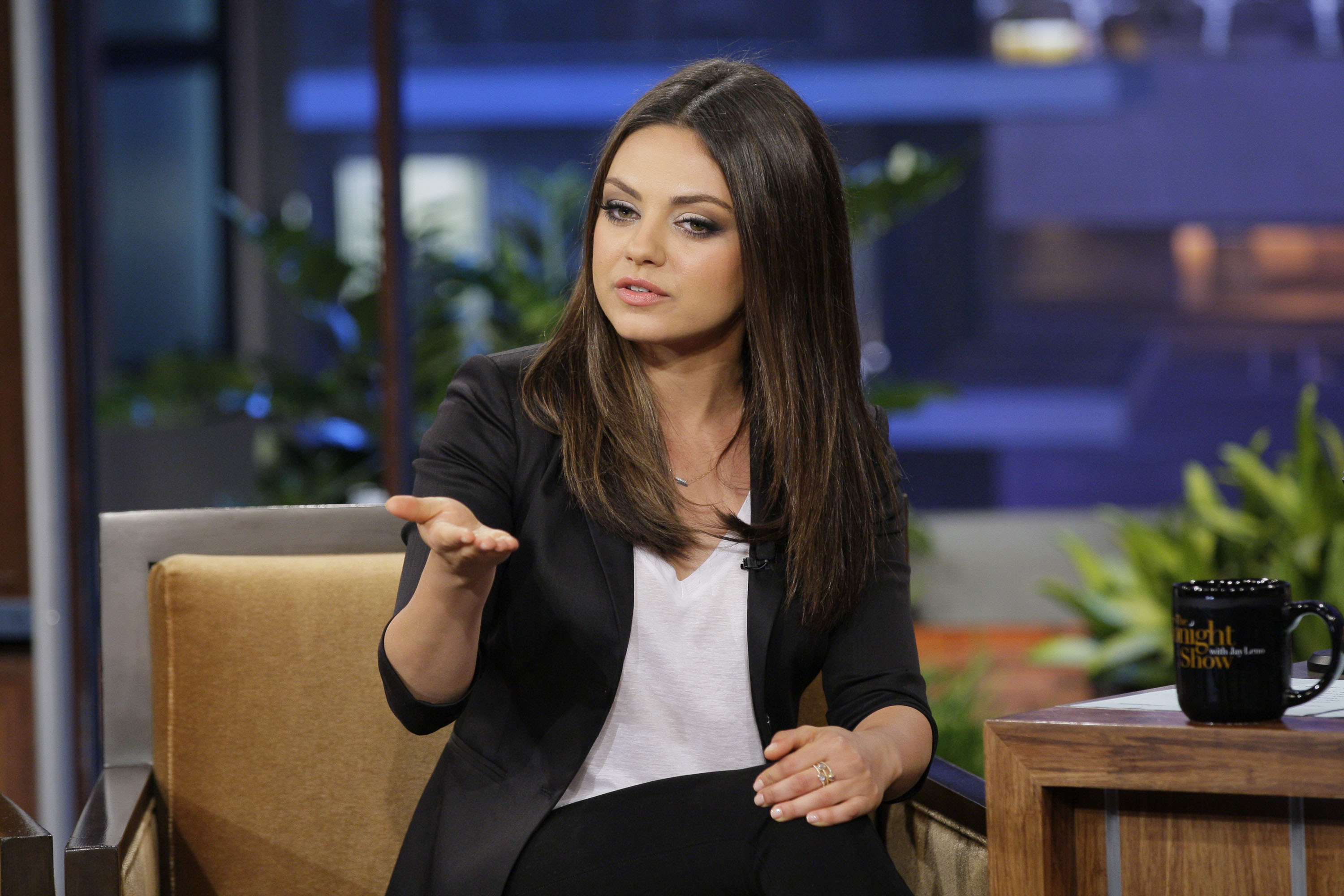 Mila Kunis habla durante una aparición en "The Tonight Show with Jay Leno" el 27 de junio de 2012 | Fuente: Getty Images