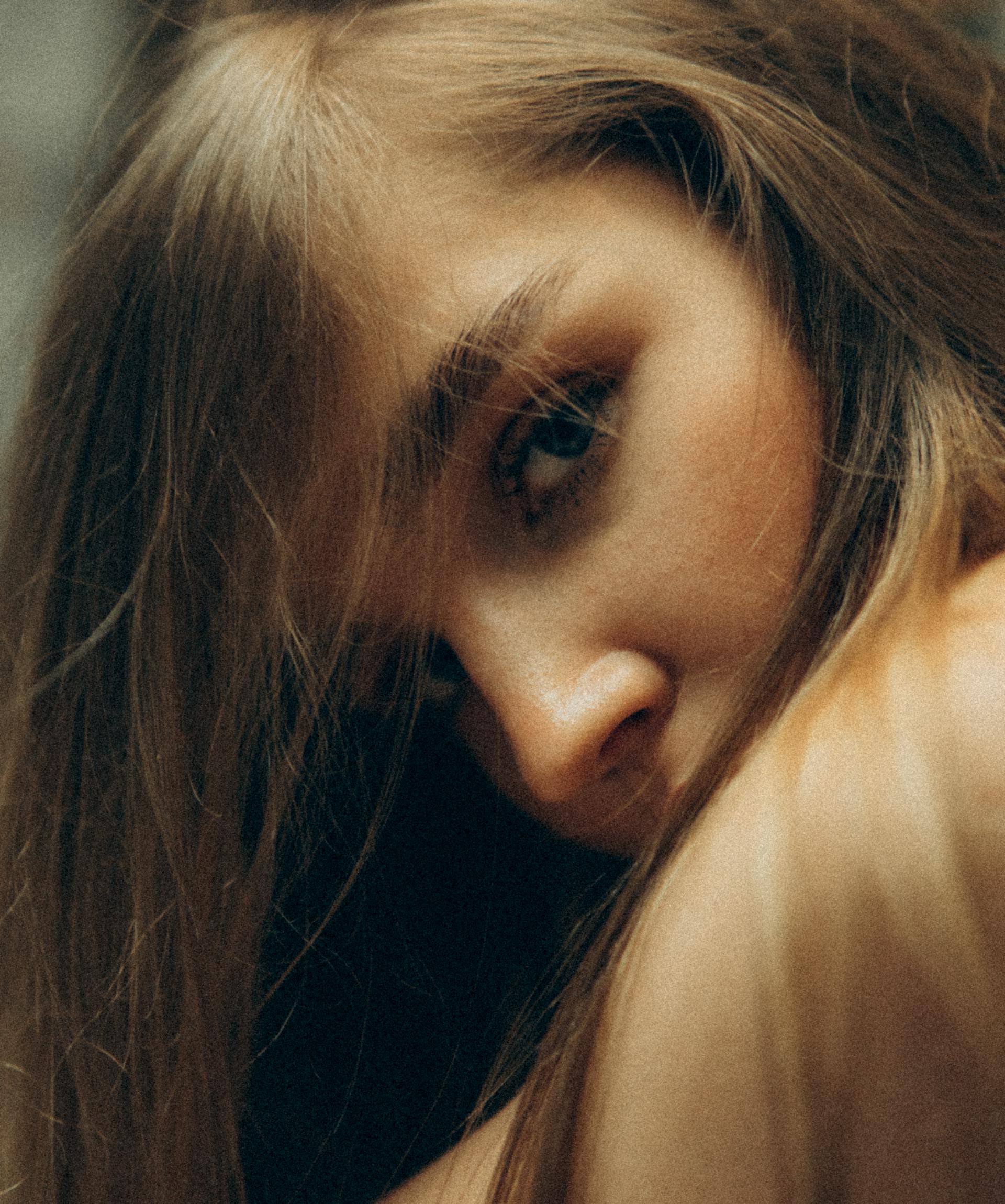 Una mujer mirando por encima del hombro | Fuente: Pexels