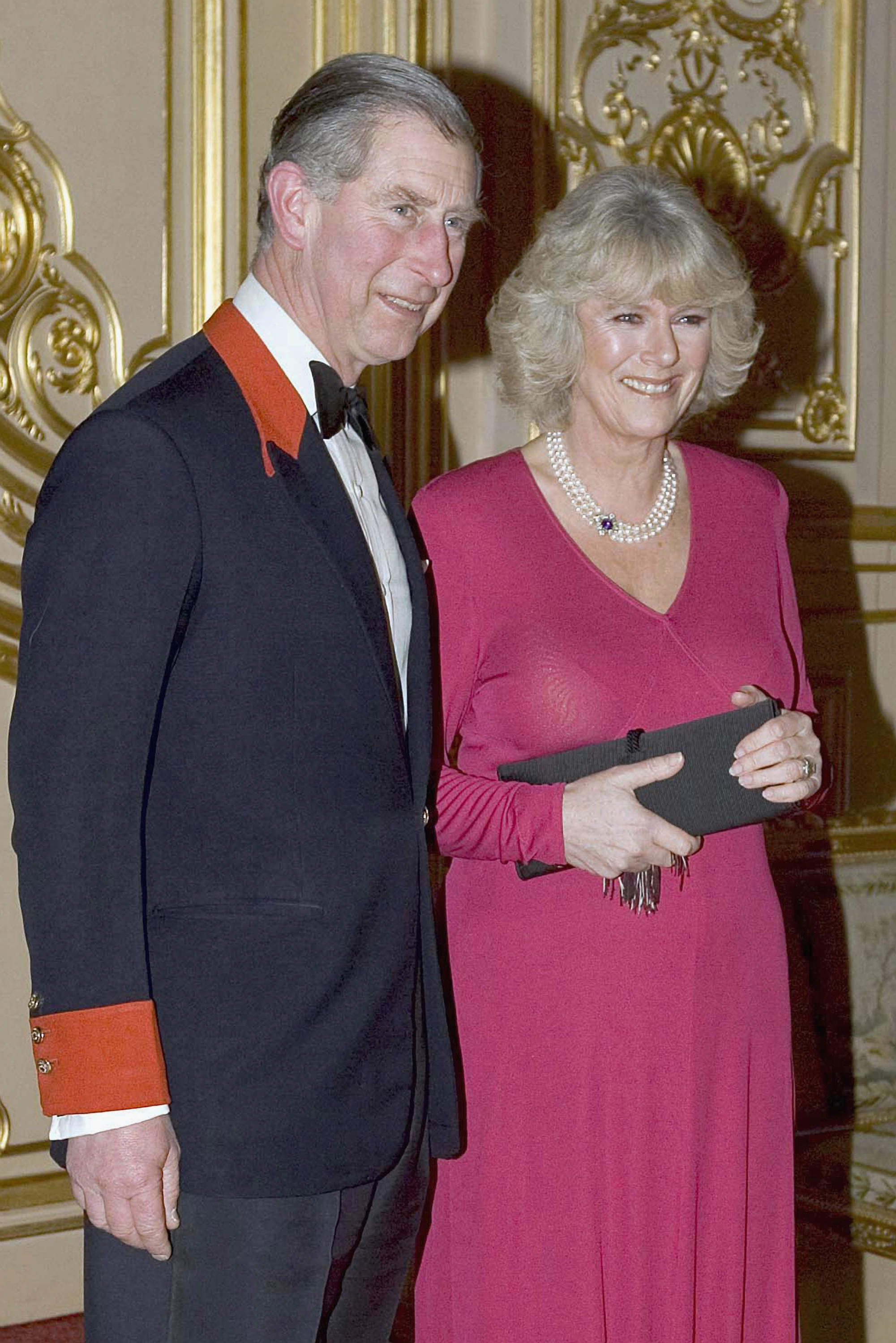 El príncipe Charles y Camilla Parker-Bowles asisten a una cena oficial de compromiso, tras el anuncio de que se casarán, en Windsor, Inglaterra, el 10 de febrero de 2005 | Fuente: Getty Images