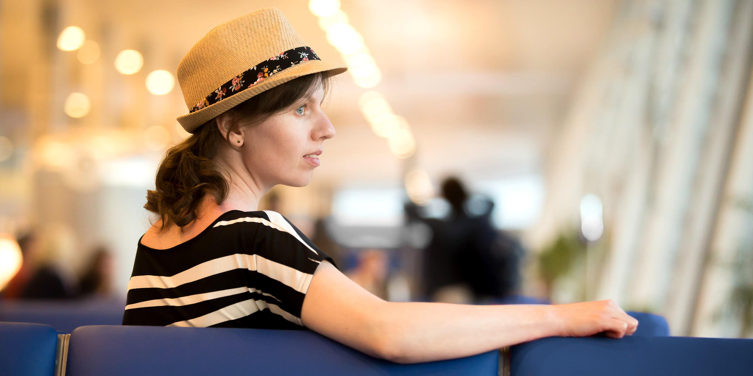 Una mujer sentada en el aeropuerto | Fuente: Shutterstock