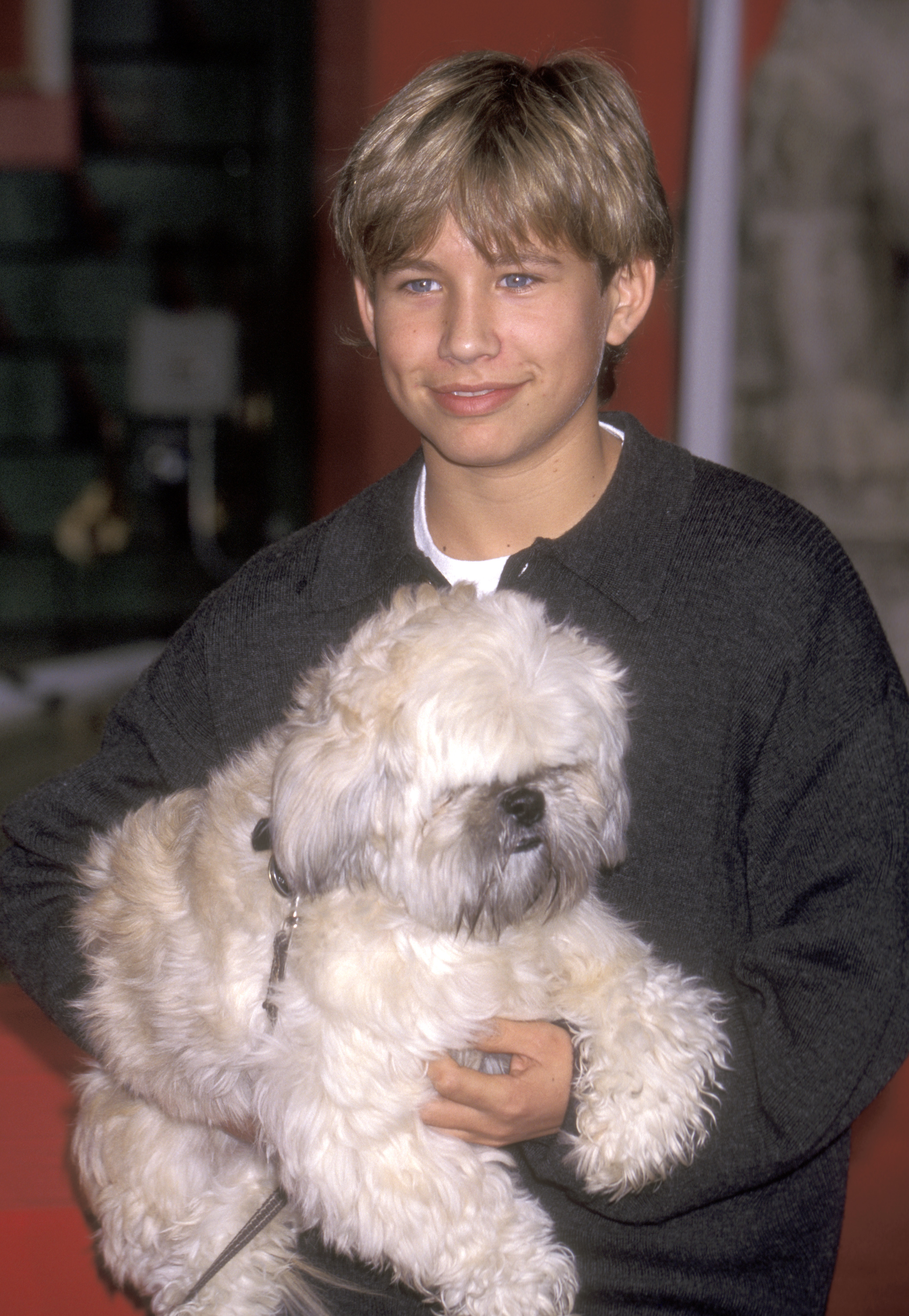 Jonathan Taylor Thomas asiste a la segunda edición anual de la ceremonia de incorporación al Paseo de la Fama de las Huellas el 21 de febrero de 1996 | Fuente: Getty Images