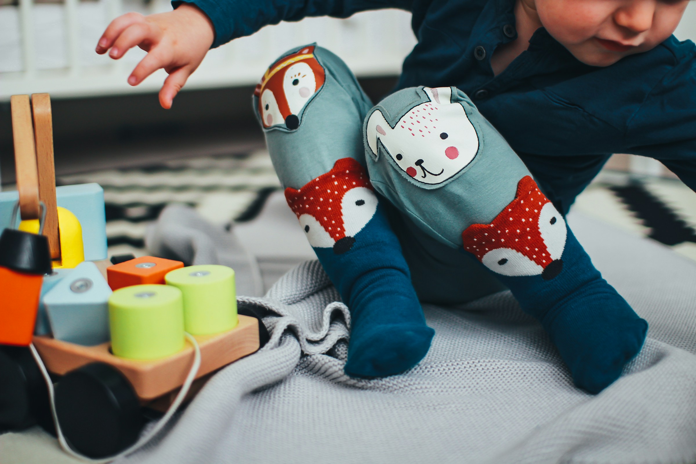 Primer plano de un niño jugando con juguetes | Fuente: Unsplash