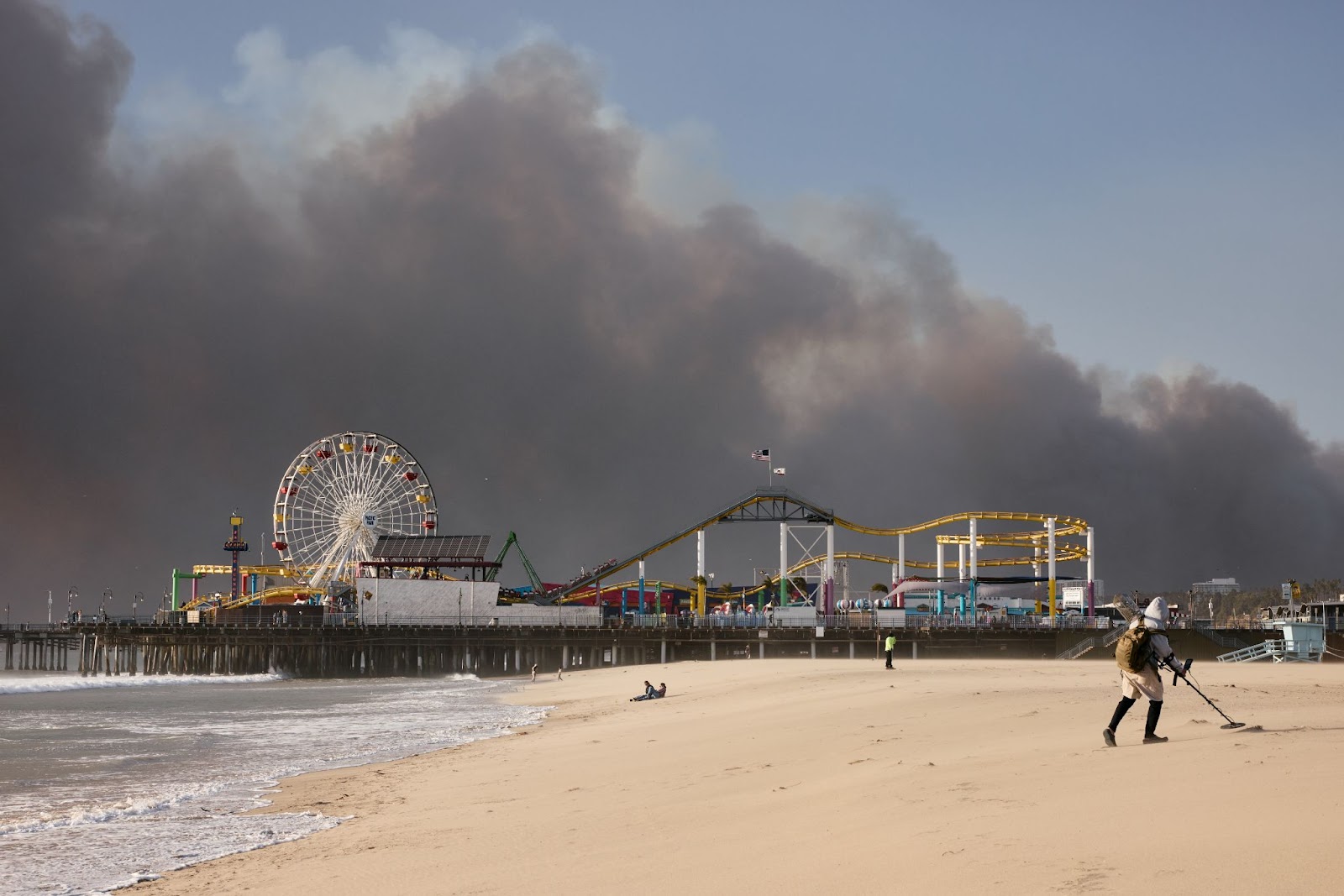 Una foto del muelle de Santa Mónica con el incendio de Palisades ardiendo a lo lejos el 7 de enero de 2025. | Fuente: Getty Images