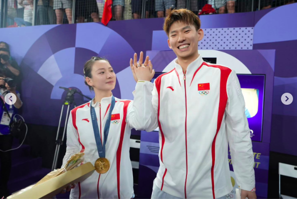 Huang Ya Qiong y Liu Yuchen posando para una foto durante los Juegos Olímpicos de París, publicada el 3 de agosto de 2024 | Fuente: Instagram/hyq28