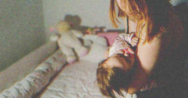 Una madre sostiene en sus brazos a su pequeño hijo. | Foto: Shutterstock