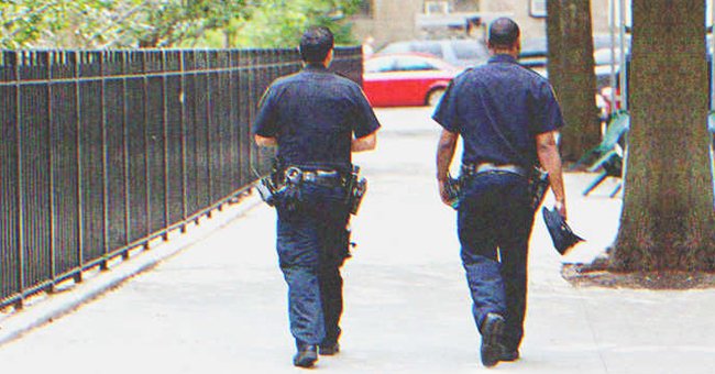 Dos policías caminando por la calle | Foto: Shutterstock