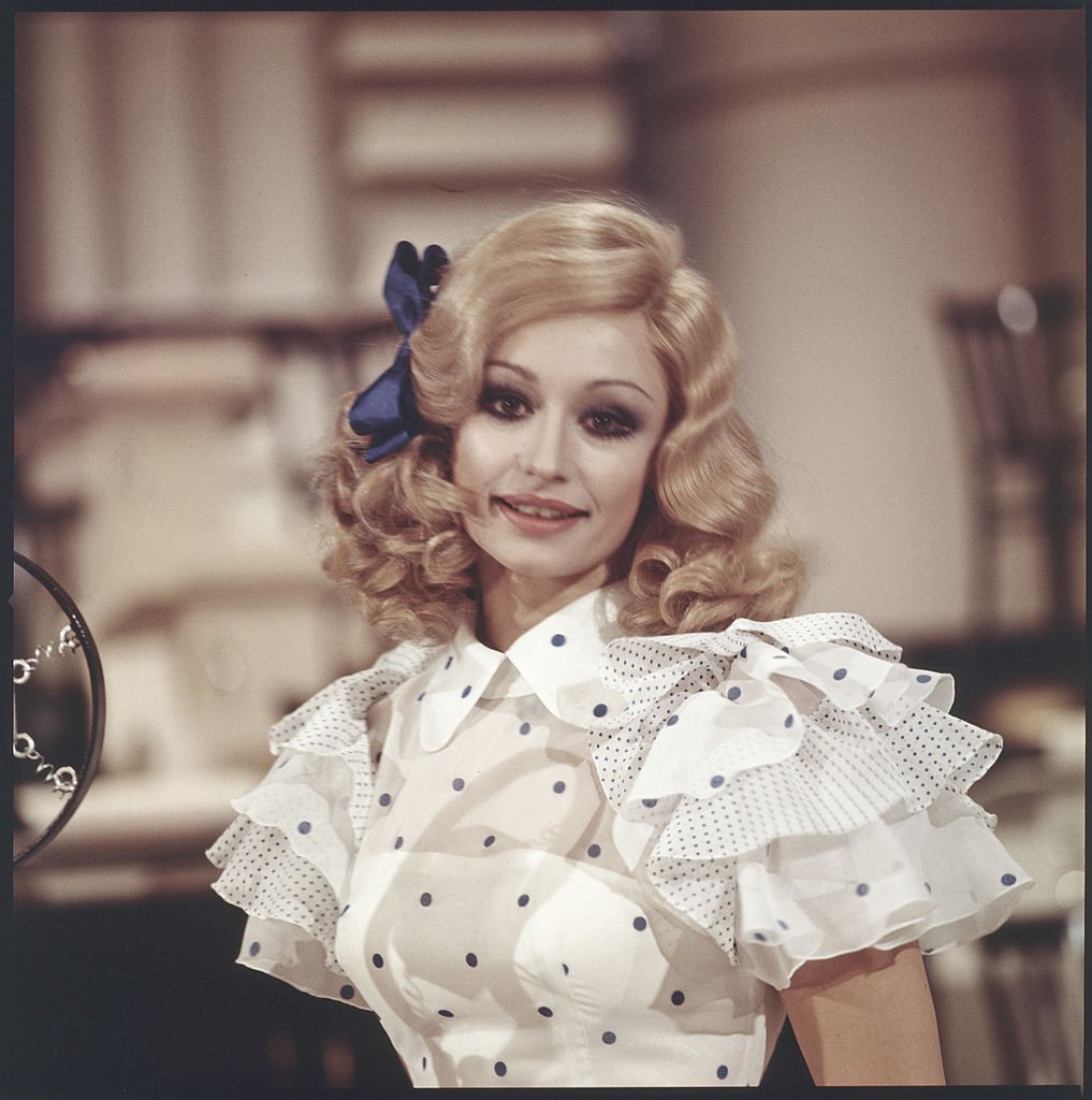 Raffaella Carrà sonriendo en el programa de variedades de televisión ‘Io, Agata e tu’. Italia, 1970. | Foto: Getty Images