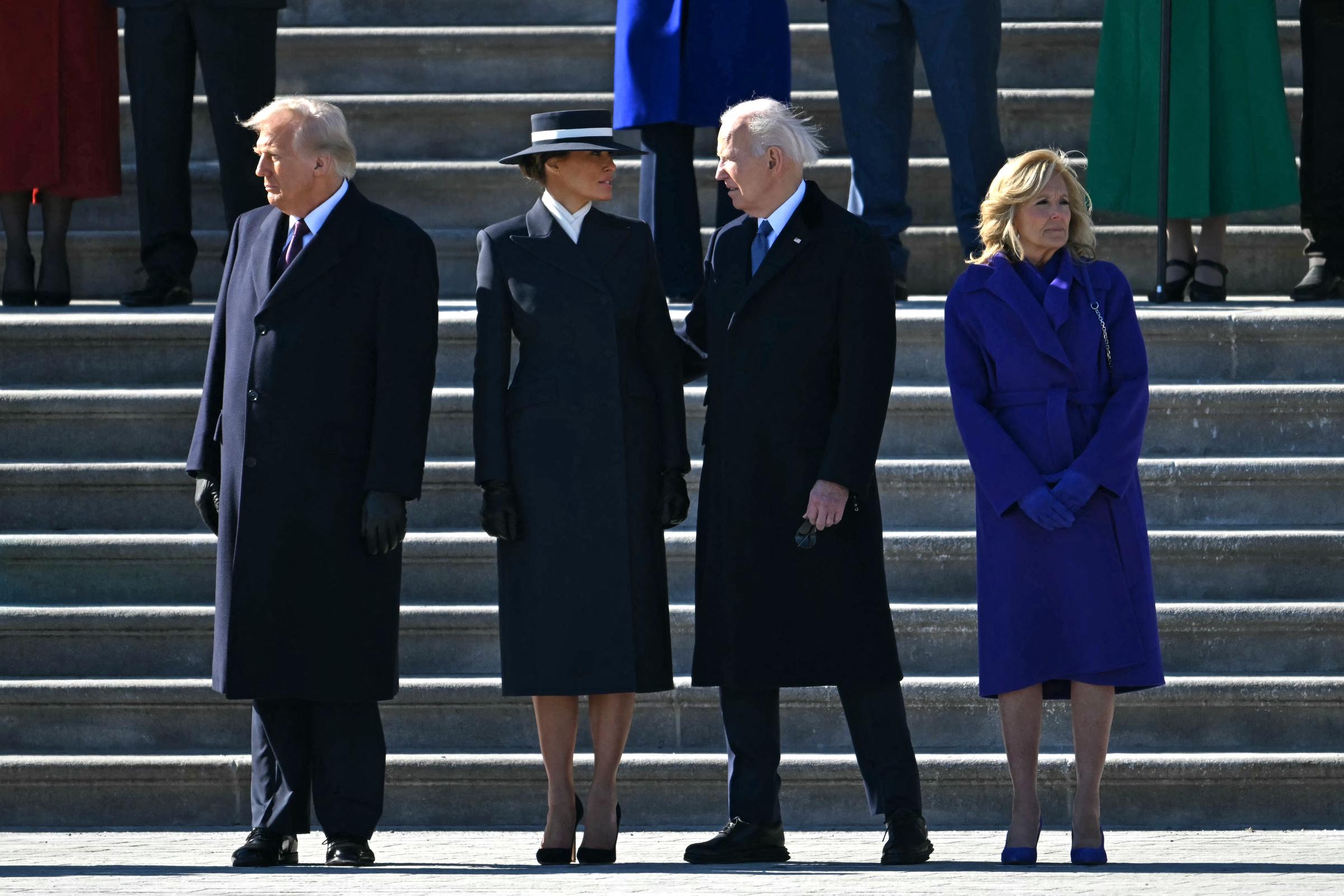 El presidente de EE.UU., Donald Trump, y la primera dama, Melania Trump, participan en la ceremonia de salida del ex presidente de EE.UU. Joe Biden y la ex primera dama Jill Biden del Capitolio de EE.UU. tras la toma de posesión de Trump como 47º presidente | Fuente: Getty Images