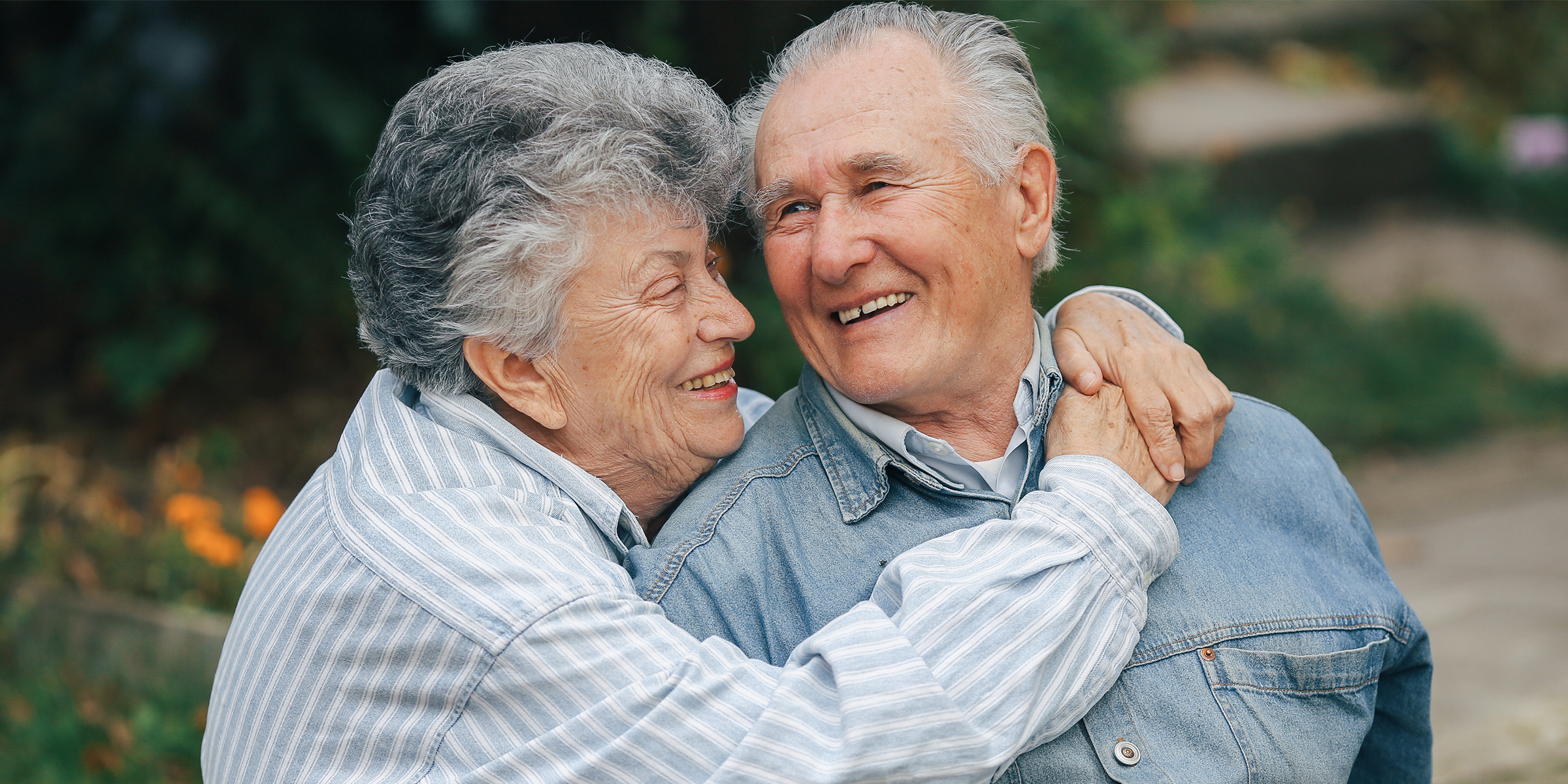 Una pareja de ancianos riendo | Fuente: Freepik