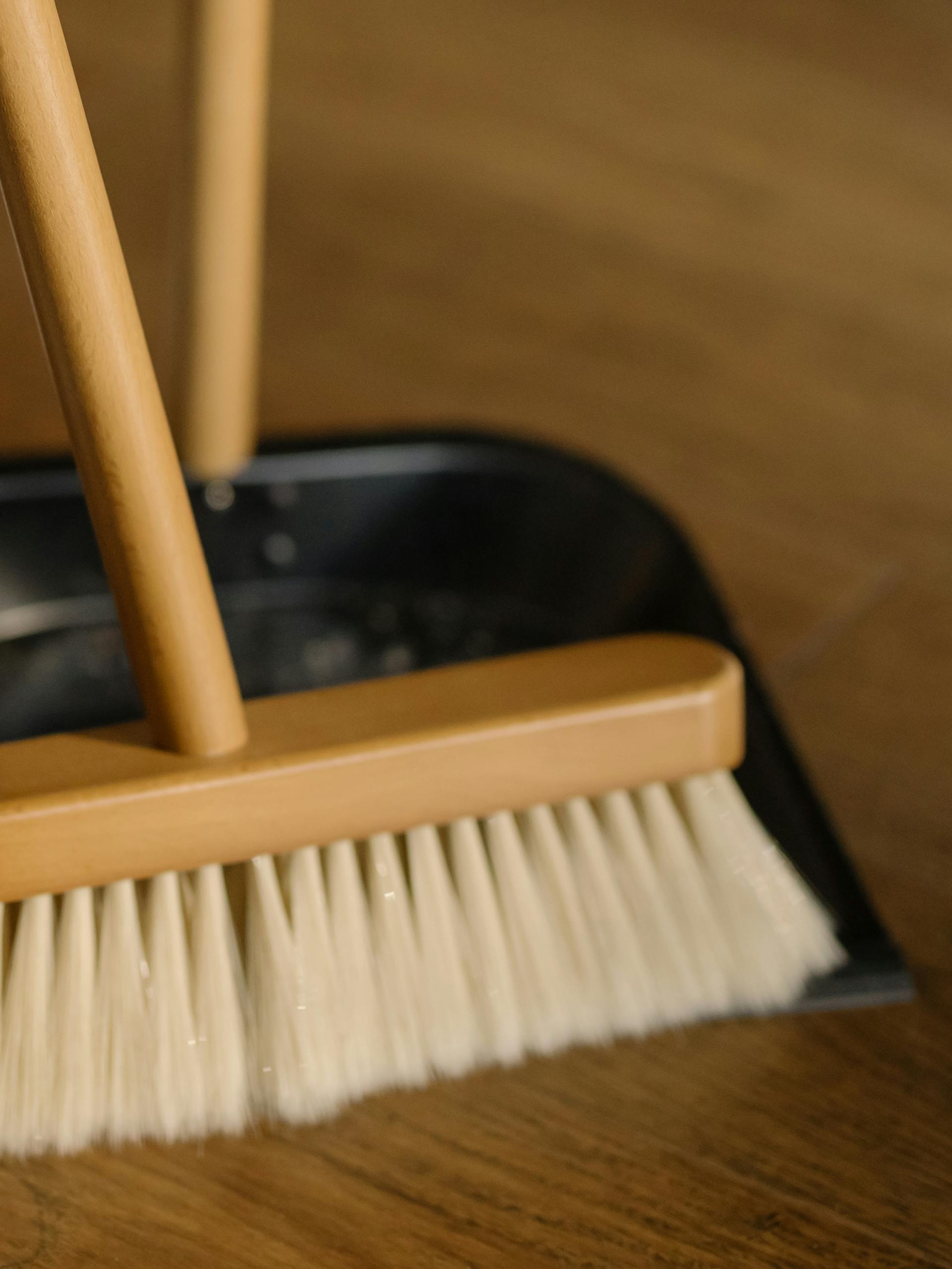 Un recogedor y un cepillo | Fuente: Pexels