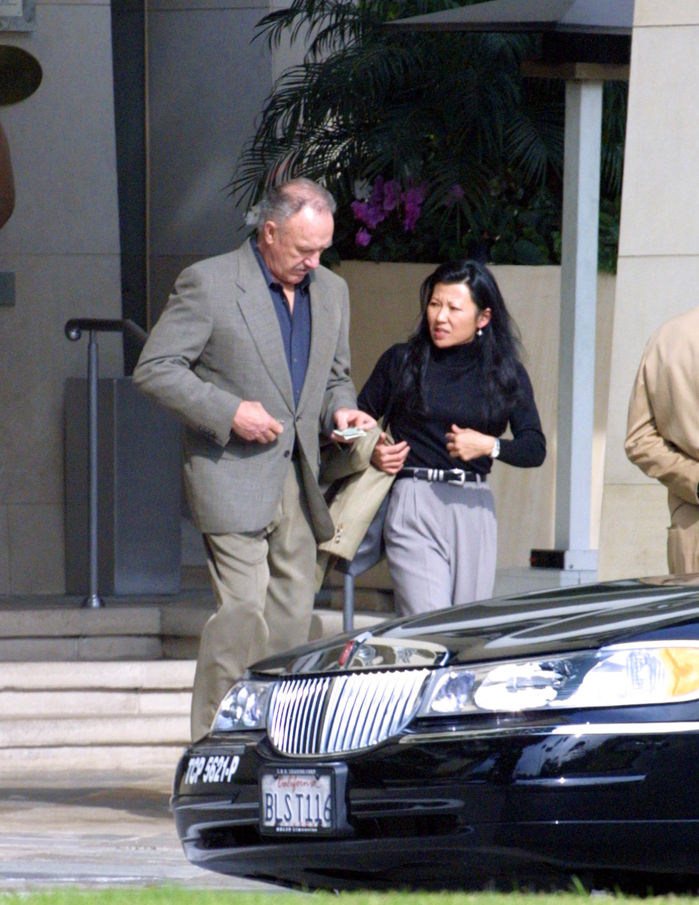 Gene Hackman y Betsy Arakawa aparecen el 16 de noviembre de 2001, en Los Ángeles, California | Fuente: Getty Images