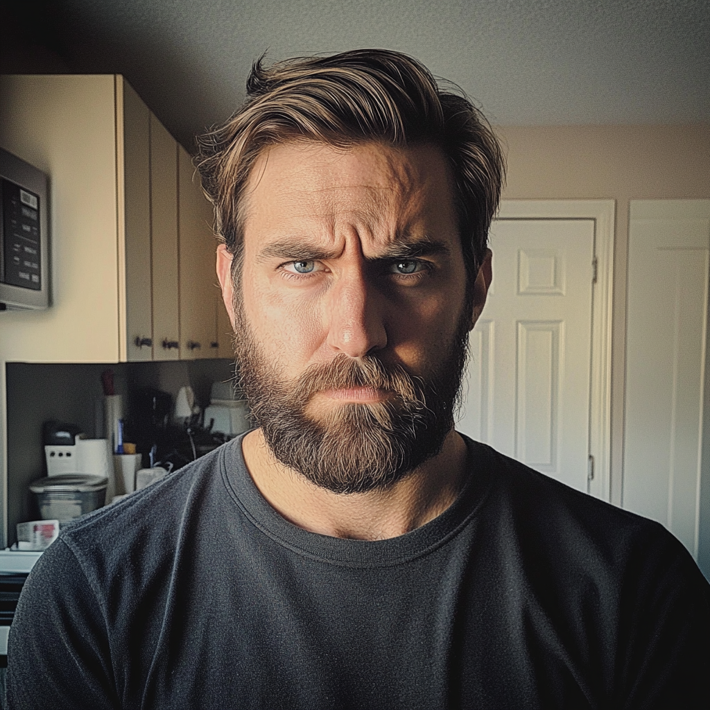 Un hombre enfadado de pie en una cocina | Fuente: Midjourney