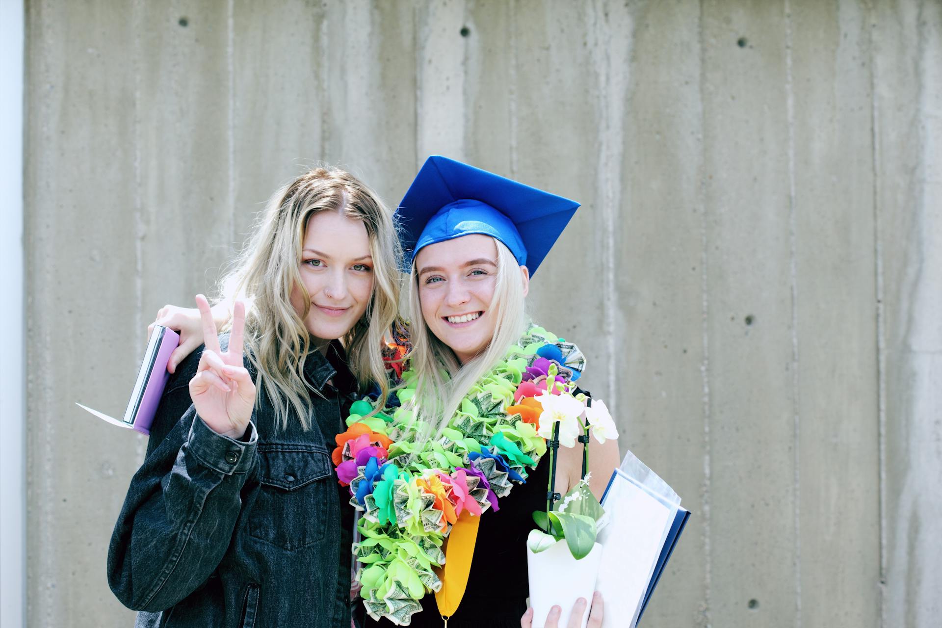 Hermanas gemelas celebrando su graduación | Fuente: Pexels