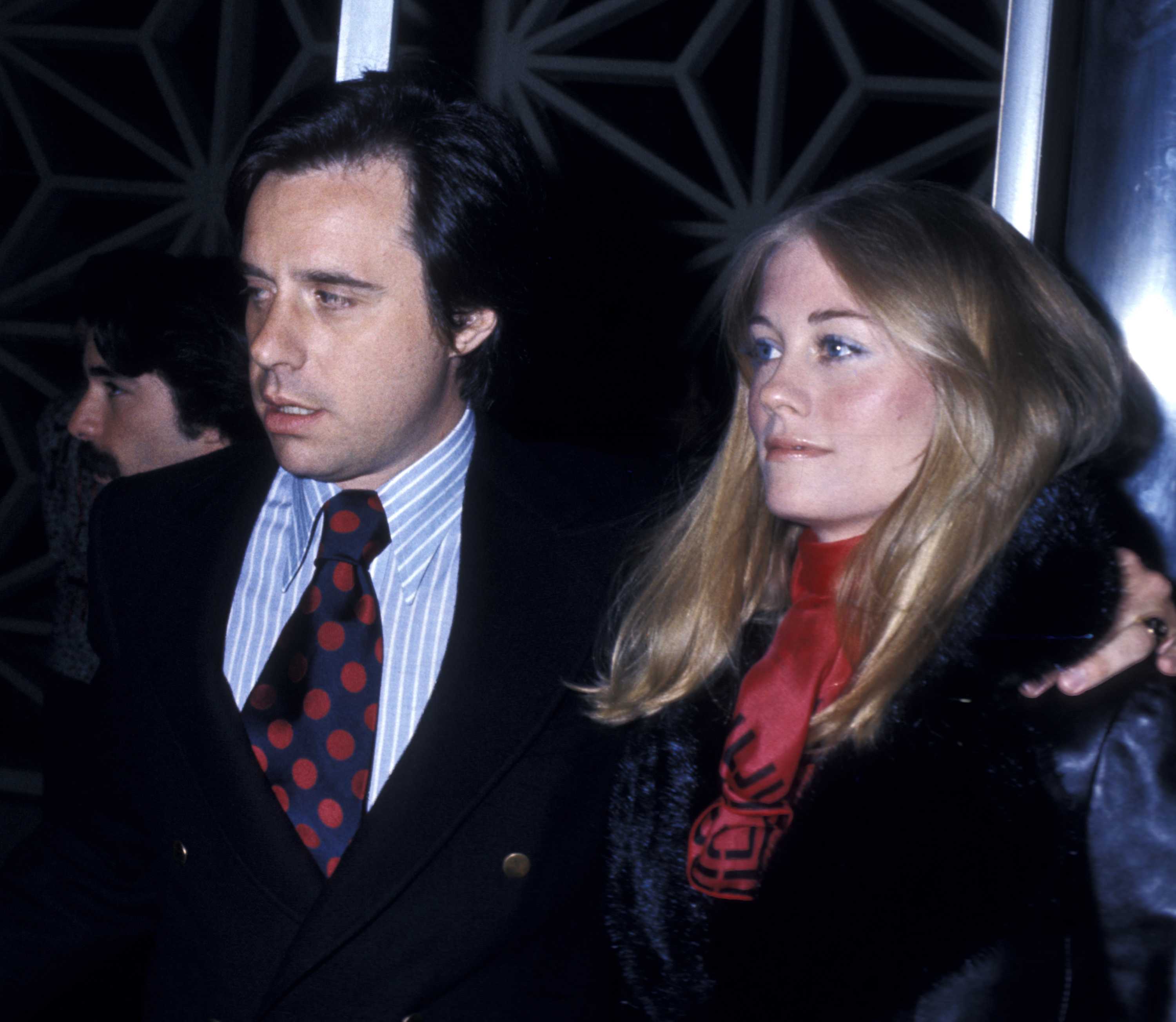 Peter Bogdanovich y Cybill Shephard en el estreno de "Luna de papel" el 9 de abril de 1973, en Hollywood, California. | Fuente: Getty Images