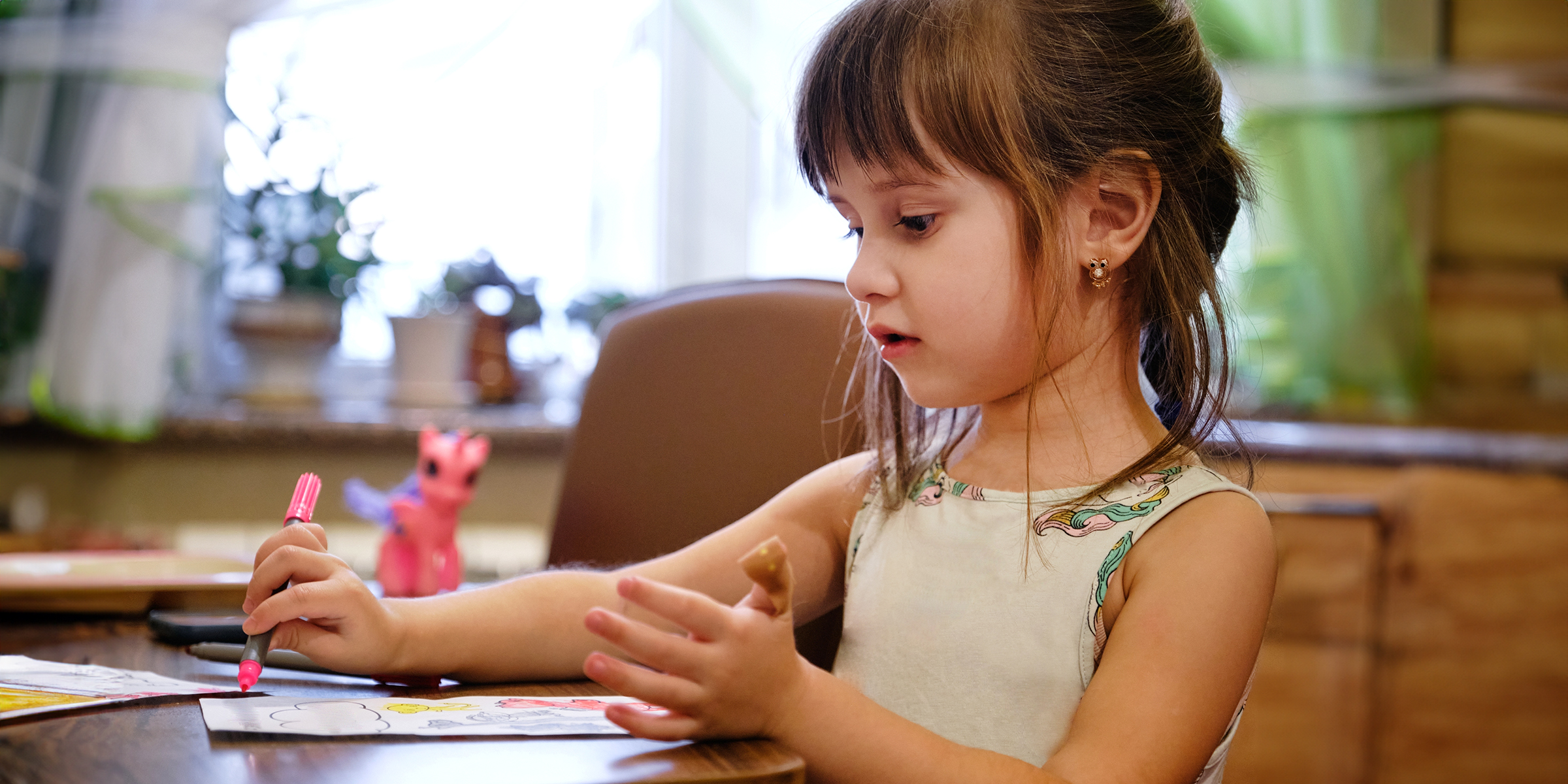 Una niña dibujando | Fuente: Shutterstock