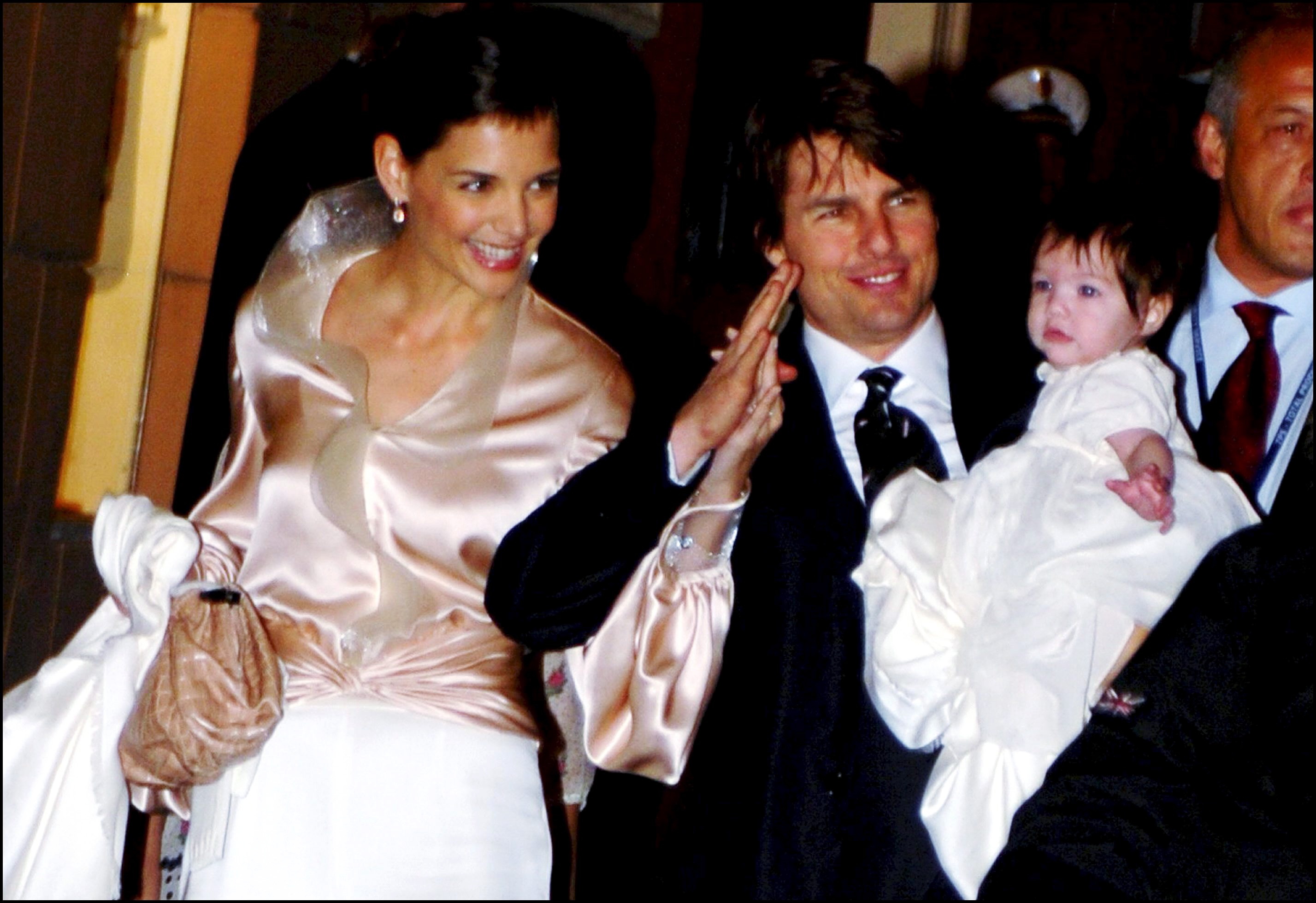 Tom Cruise y Katie Holmes con su hija Suri en el restaurante "Nino", cerca de la Plaza de España, en Roma, Italia, el 16 de noviembre de 2006 | Fuente: Getty Images