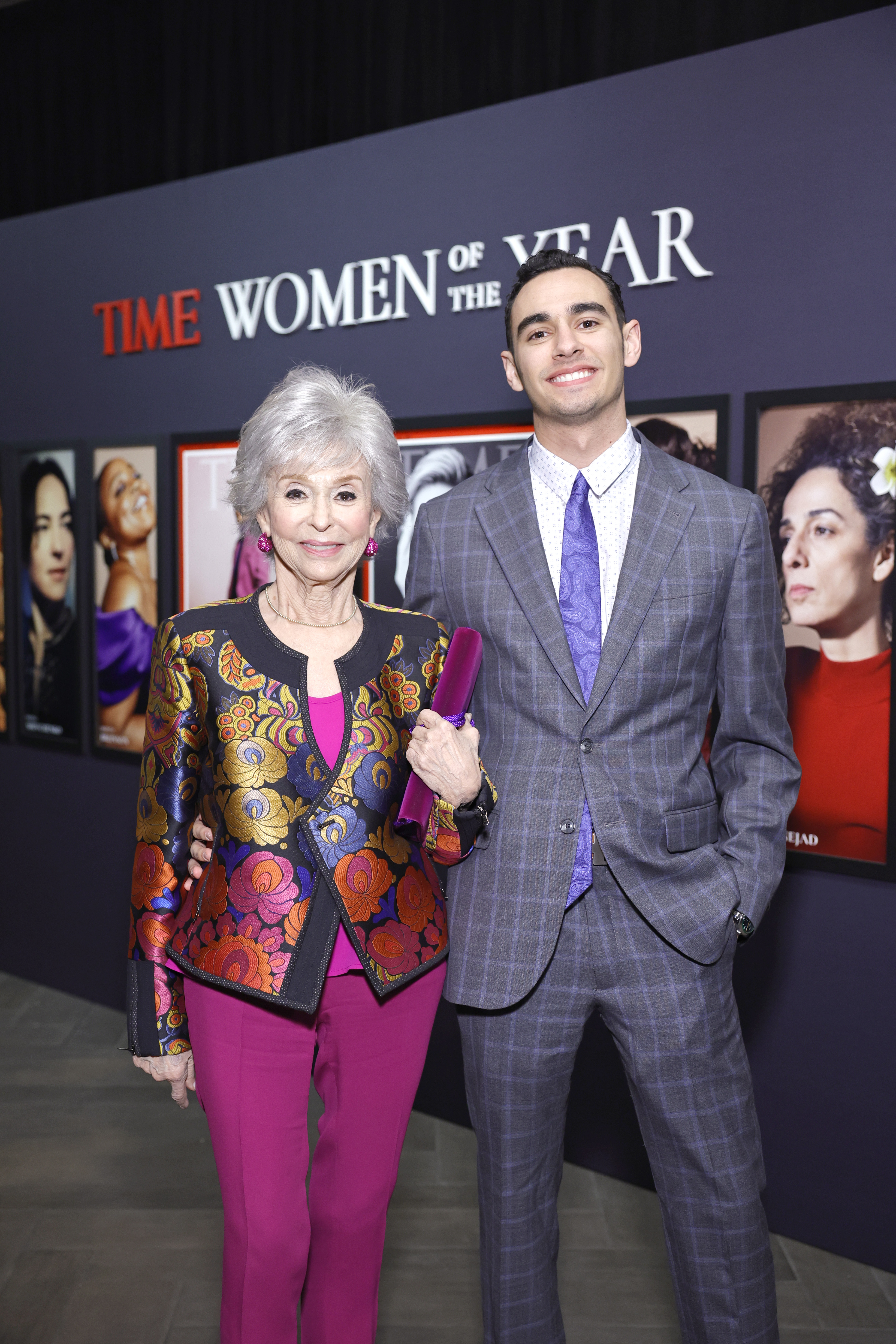 Rita Moreno y Justin Fisher asisten al TIME Women of the Year el 8 de marzo de 2023 en Los Ángeles, California | Fuente: Getty Images