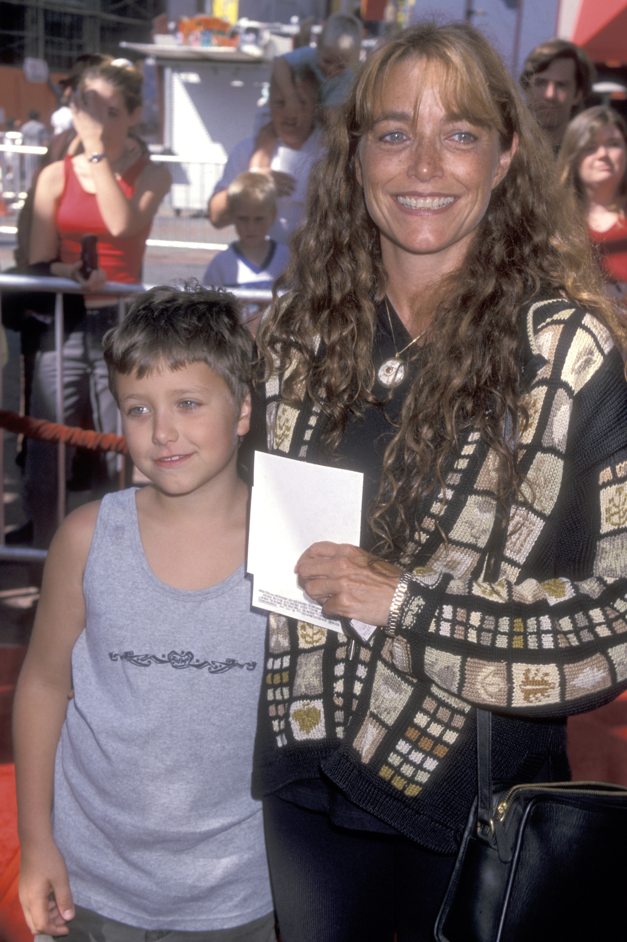 Karen Allen y Nicholas Browne asisten al estreno de "Dudley Do-Right" el 21 de agosto de 1999 | Fuente: Getty Images