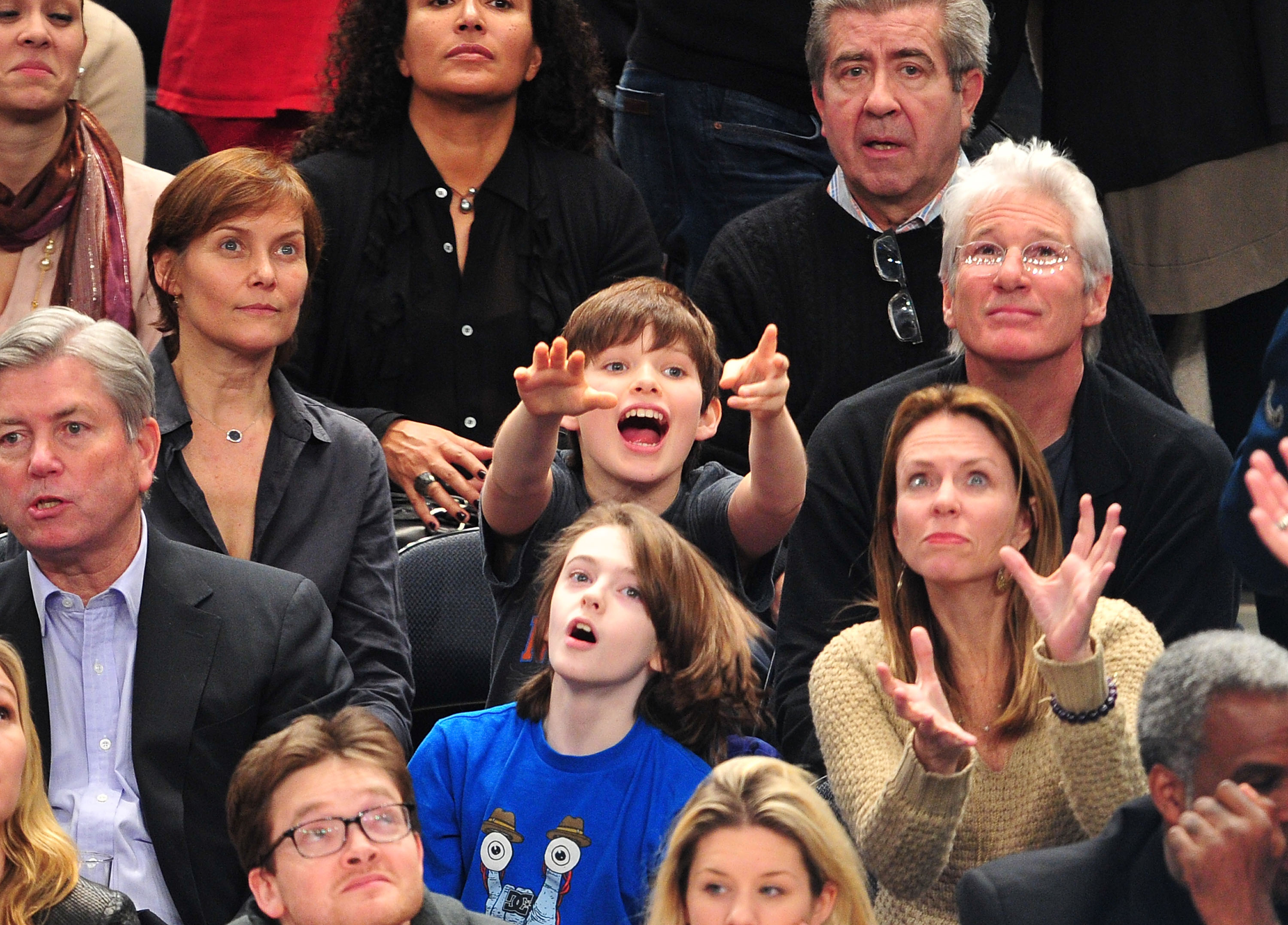 Carey Lowell, Homer James Gere y Richard Gere fueron vistos viendo un partido entre los Chicago Bulls y los New York Knicks en el Madison Square Garden el 2 de febrero de 2012. | Fuente: Getty Images