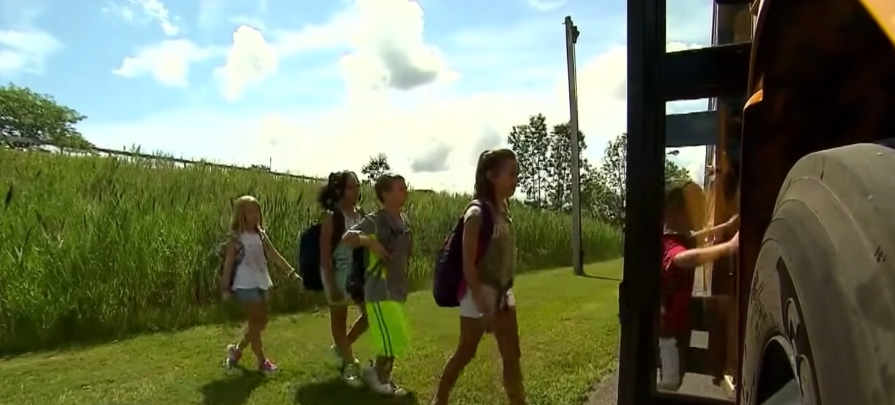 Niños subiendo a un autobús escolar | Foto: Youtube.com/Inside Edition