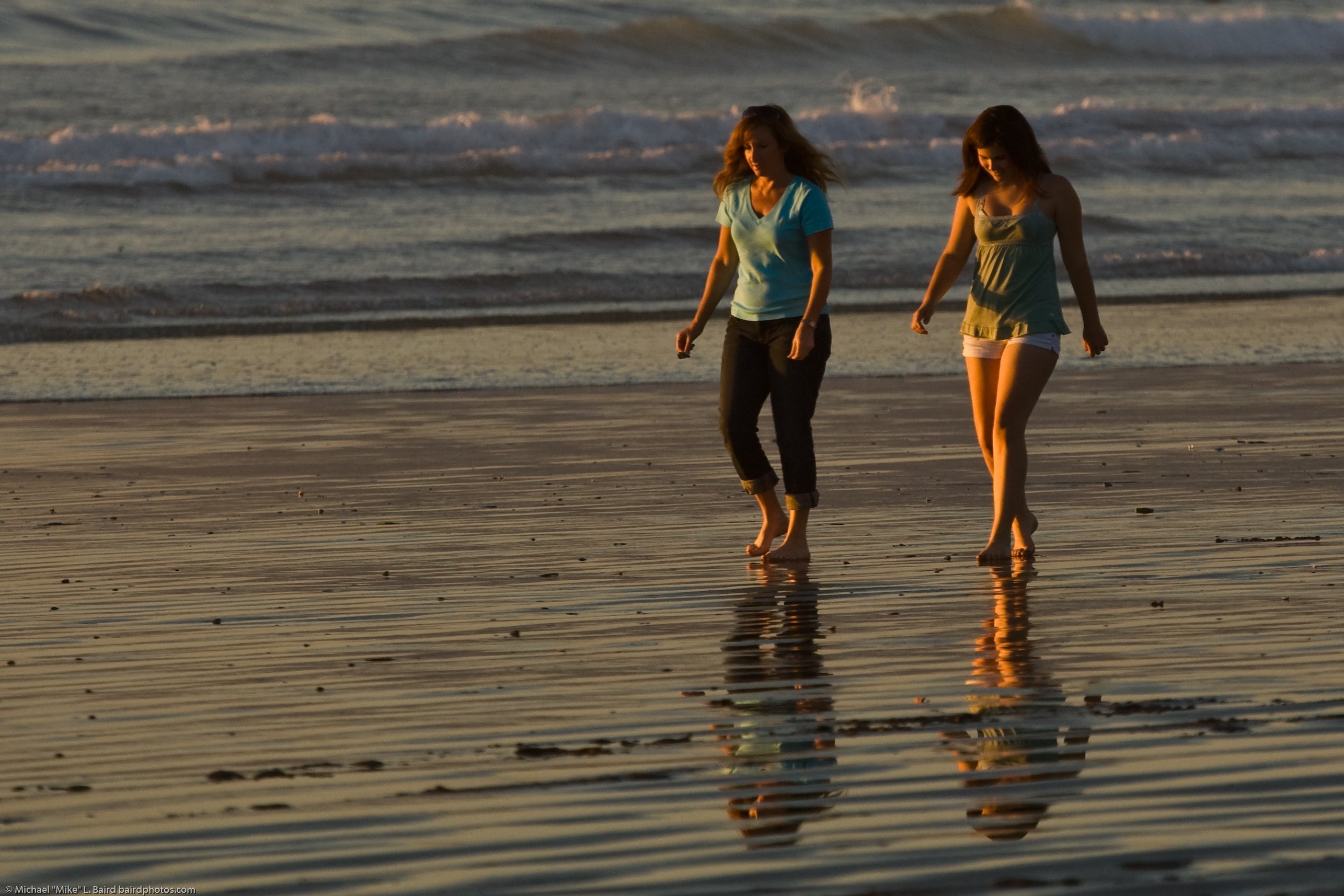 Madre e hija caminando por la playa. | Imagen: Wikimedia Commons