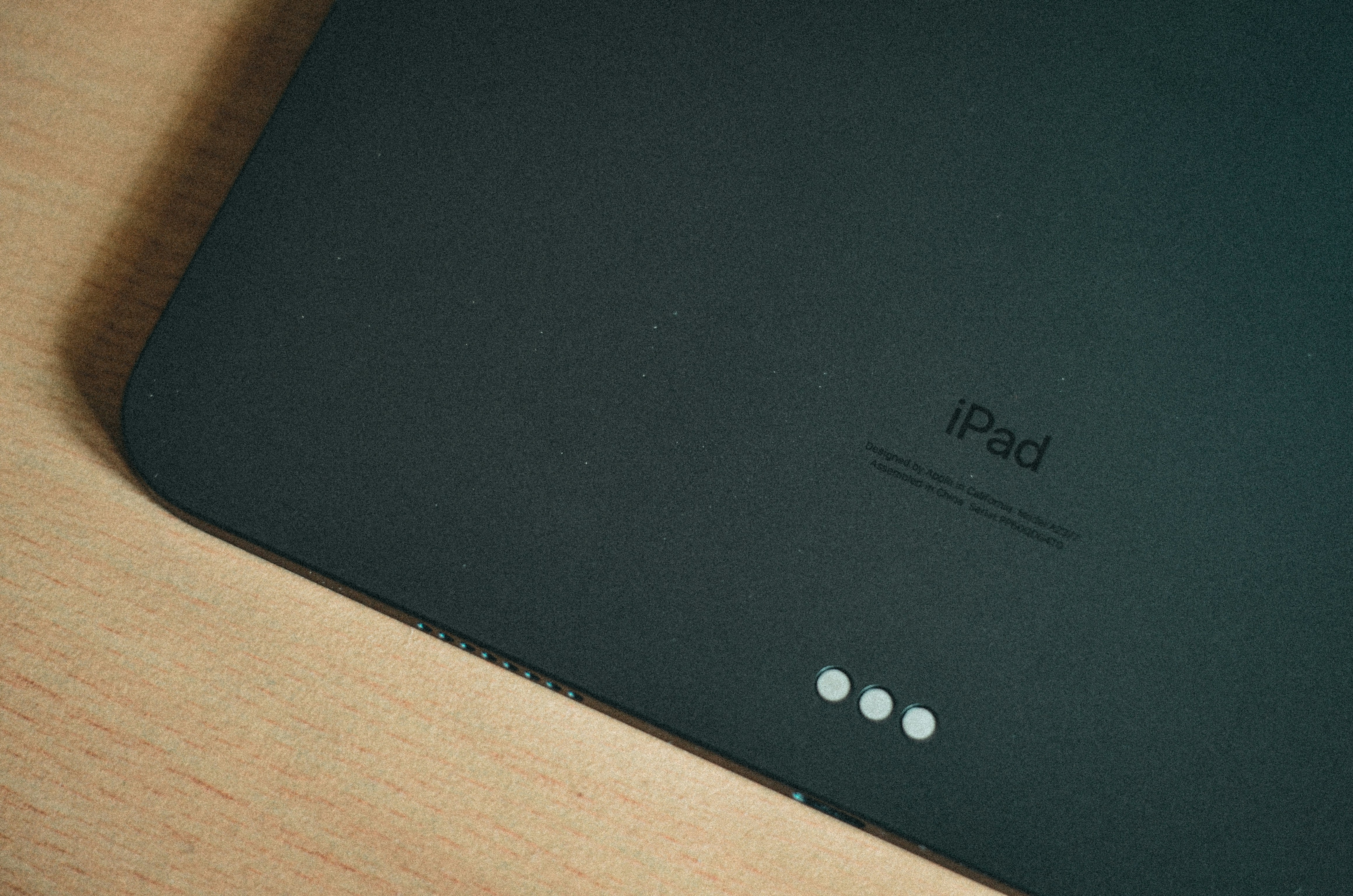 Un iPad sobre una mesa | Fuente: Unsplash
