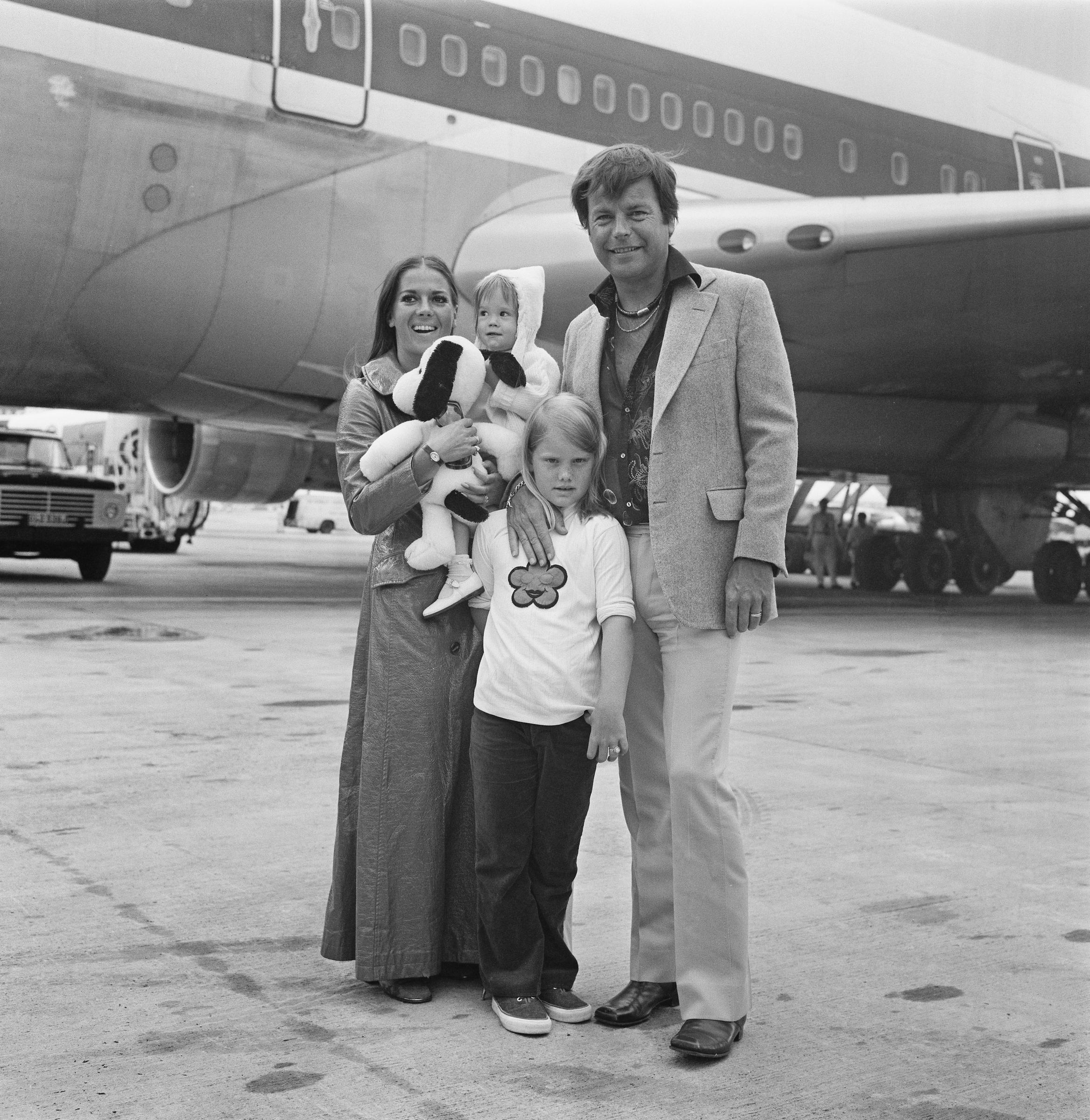 Natalie Wood, Robert Wagner con Natasha Gregson Wagner y Katie en el aeropuerto de Heathrow en Londres, Reino Unido, el 4 de agosto de 1972. | Fuente: Getty Images